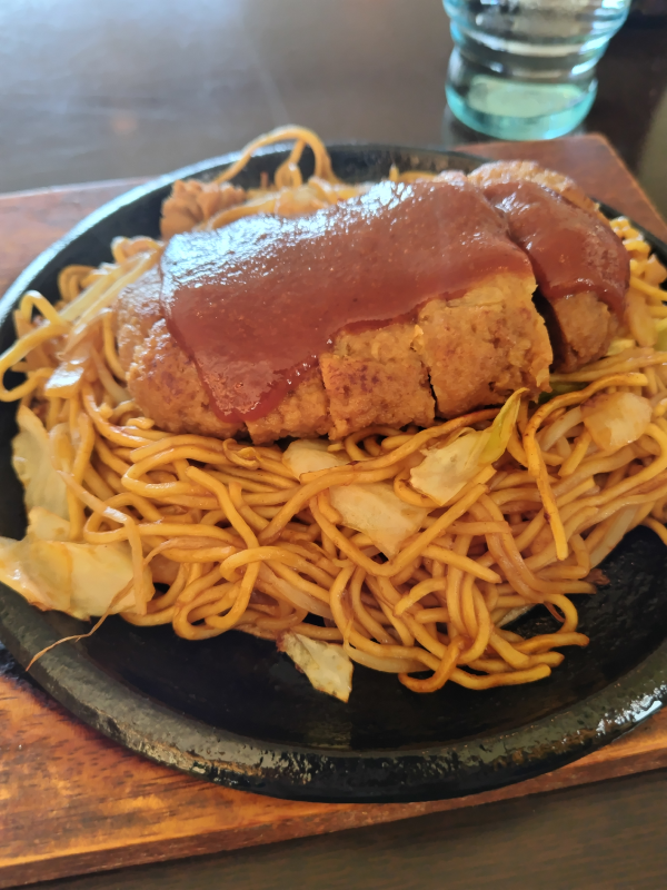 himebara1230's tweet photo. この組み合わせは･･･‼️
現実逃避の休日、中心街から少し離れた飲食店へ。
強欲な私のメニューは【ハンバーグ焼きそば】😆
焼きそばソースはテーブルに別途。ならば
ハンバーグのデミソースからの焼きそばソースで
味変で頂きま～す🥢味はご想像におまかせ
#出雲市　#ハンバーグ #焼きそば https://t.co/r0x6EPnLM6