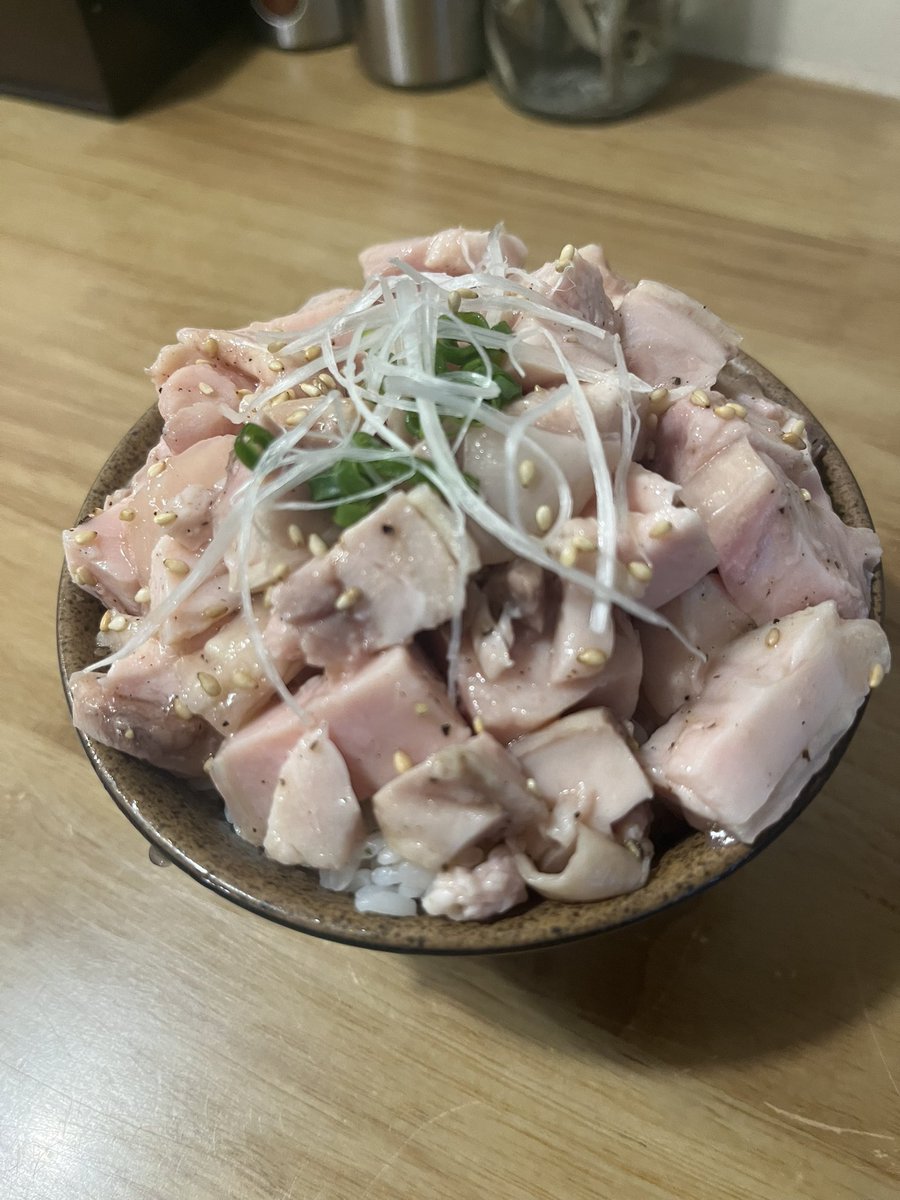 QAmasa_desu's tweet photo. きのうからハノイに入り、らぁ麺春樹ハノイ（@ramenharukihn )さんでランチでいただきました 🍜

日本にいるかと錯覚させてくれるぐらい、クオリティが高くて美味しかった。

今月は“ちゃん系ラーメン”も食べられるみたいだから、チャンスがあればまた行きたい！
#ハノイ #vietnum https://t.co/eLrGAv2ERu