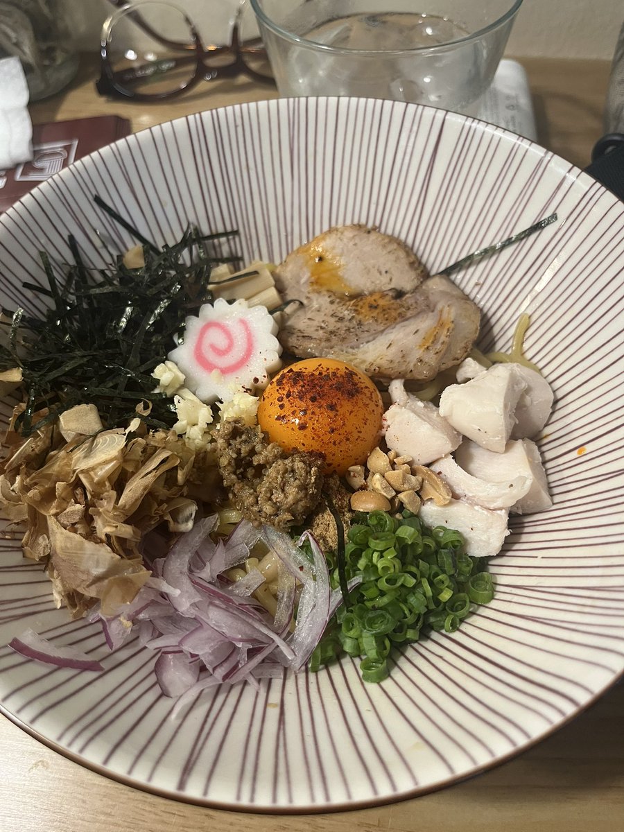 QAmasa_desu's tweet photo. きのうからハノイに入り、らぁ麺春樹ハノイ（@ramenharukihn )さんでランチでいただきました 🍜

日本にいるかと錯覚させてくれるぐらい、クオリティが高くて美味しかった。

今月は“ちゃん系ラーメン”も食べられるみたいだから、チャンスがあればまた行きたい！
#ハノイ #vietnum https://t.co/eLrGAv2ERu