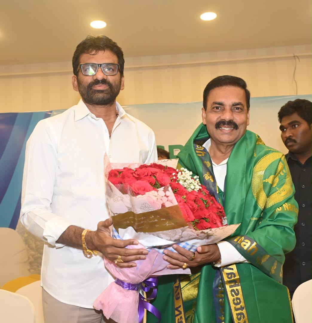 YSRCParty's tweet photo. కార్పొరేషన్ ఎన్నికల్లో ఐక్యంగా పోరాడుదాం: కాకాణి

నెల్లూరు నగర నియోజకవర్గ విస్తృత స్థాయి సమావేశంలో పాల్గొన్న కాకాణి

నెల్లూరు సిటీ పరిధిలోని, శ్రీ కన్వెన్షన్ హాల్లో  శాసనమండలి సభ్యులు పర్వతరెడ్డి చంద్రశేఖర్ రెడ్డి గారి ఆధ్వర్యంలో నిర్వహించిన వైయస్ఆర్ సీపీ విస్తృత స్థాయి సమావేశంలో వైయస్ఆర్ సీపీ ప్రధాన నాయకులు, కార్యకర్తలతో కలిసి పాల్గొన్న మాజీ మంత్రి వర్యులు ఉమ్మడి నెల్లూరు జిల్లా వైయస్ఆర్ కాంగ్రెస్ పార్టీ జిల్లా అధ్యక్షులు డా. కాకాణి గోవర్ధన్ రెడ్డి గారు

చంద్ర శేఖర్ రెడ్డి గారితో కలిసి వైయస్ఆర్ సీపీ నాయకులకు ఐడీ కార్డులు అందజేసిన కాకాణి 

స్థానిక సంస్థల ఎన్నికల్లో చంద్రబాబును ఖచ్చితంగా ఢీకొడతాం
వైయస్ జగన్ గారి ప్రకటనతో టీడీపీ శ్రేణుల్లో వణుకు మొదలైంది
ఎన్నికలు దగ్గర పడటంతోనే చంద్రబాబు కొత్త నాటకాలు ఆడుతున్నారు
27 నెలల తర్వాత పెన్షన్లు ఇస్తామంటూ చంద్రబాబు కొత్త హామీలు ఇస్తున్నారు
చంద్రబాబు జీవితంలో నిజం చెప్పరు.. ఆయన ఇచ్చేవి నెరవేరని హామీలే
వైయస్ఆర్ అన్నట్లు మునిశాపం వల్ల చంద్రబాబుకు నిజం చెబితే తల వెయ్యి ముక్కలవుతుందని భయం 
టీడీపీ నాయకులు బెదిరింపులకు దిగుతూ ఓట్లు దండుకోవాలని చూస్తున్నారు
చంద్రబాబు నాయుడికి కౌంట్‌డౌన్ ప్రారంభమైంది
చంద్రబాబు తన జీవితంలో మళ్లీ ముఖ్యమంత్రి అయ్యే అవకాశమే లేదు

ఈ సందర్భంగా ఏర్పాటు చేసిన సమావేశం లో మాజీ మంత్రి కాకాణి గోవర్థన్ రెడ్డి గారు మాట్లాడుతూ..చంద్రబాబుకి కౌంట్‌డౌన్ ప్రారంభమైంది..
స్థానిక సంస్థల ఎన్నికల్లో చంద్రబాబును ఖచ్చితంగా ఢీకొనాల్సిందేనని వైయస్ జగన్ మోహన్ రెడ్డి గారు స్పష్టం చేసినప్పటి నుంచి టీడీపీ శ్రేణుల్లో వణుకు మొదలైందని కాకాణి వ్యాఖ్యానించారు. ఎన్నికలు దగ్గర పడటంతో ప్రజలను మళ్లీ మోసం చేసేందుకు చంద్రబాబు ప్రయత్నిస్తున్నారని, 27 నెలల తర్వాత పెన్షన్లు ఇస్తామంటూ కొత్త నాటకాలకు తెరలేపారని విమర్శించారు. మోసపూరిత వైఖరి దివంగత నేత వైయస్ రాజశేఖర్ రెడ్డి గారు గతంలో చెప్పినట్లుగానే చంద్రబాబు పొరపాటున కూడా నిజం చెప్పరని, ముని శాపం ఉంది కాబట్టి నిజం చెబితే తన తల వెయ్యి ముక్కలవుతుంది కాబట్టి ఆయన ఇచ్చే అబద్ధాల హామీలు ఎప్పటికీ నెరవేరవని ఆరోపించారు. స్థానికంగా ఉన్న టీడీపీ నాయకులు ప్రజలను బెదిరించి, ఓట్లు దండుకోవాలని చూస్తున్నారన్నారు.

ముఖ్యమంత్రి అయ్యే అవకాశం లేదు..
చంద్రబాబు రాజకీయ భవిష్యత్తు ముగిసిందని, ఆయనకు కౌంట్‌డౌన్ ప్రారంభమైందని కాకాణి స్పష్టం చేశారు. చంద్రబాబు నాయుడు తన జీవితంలో మళ్లీ ముఖ్యమంత్రి అయ్యే అవకాశమే లేదని ధ్వజమెత్తారు

నెల్లూరు నగర కార్పొరేషన్‌కు సంబంధించి పాలకపక్షం కుట్రలు, కుతంత్రాలకు తెరలేపిందని కాకాణి తీవ్ర స్థాయిలో ధ్వజమెత్తారు. నెల్లూరు నగరంలో జగన్ గారు ఇచ్చిన అవకాశంతో 
ముస్లిం మైనారిటీ నాయకుడు ఖలీల్ అహ్మద్‌తో పాటు తామంతా అసెంబ్లీలో అడుగుపెడతామని భావించామని, అయితే దురదృష్టవశాత్తు ఫలితాలు వేరేలా వచ్చాయని కాకాణి తెలిపారు. చంద్రబాబు నాయుడికి క్యాషియర్ గా ఉన్నందుకే నారాయణపై ఆధారపడి టీడీపీ రాజకీయాలు చేస్తోందని ఎద్దేవా చేశారు. నెల్లూరుకు నారాయణ చేసింది శూన్యం 
నారాయణ గెలిచినప్పటి నుంచి నెల్లూరు అభివృద్ధిని పూర్తిగా విస్మరించారని కాకాణి ఆరోపించారు.
నారాయణ నగరానికి రావడమే అరుదు అని, అర్ధరాత్రి వేళల్లో నెల్లూరుకు రావడం, సొంత పనులు చూసుకోవడం, ప్రెస్ మీట్ పెట్టి అడ్డగోలుగా మాట్లాడి అమరావతికి తిరిగి వెళ్లడమే నారాయణ నైజమని విమర్శించారు. నారాయణ వల్ల నెల్లూరు ప్రజలకు రూపాయి ఉపయోగం లేదని, వైయస్ఆర్ సీపీ శాసనమండలి సభ్యుడు చంద్రశేఖర్ రెడ్డి గారు మాత్రమే ప్రతిపక్షంలో ఉన్నా ప్రజలకు అండగా నిలుస్తున్నారని పేర్కొన్నారు. నారాయణ వద్ద వేల కోట్ల రూపాయల ఆస్తులు ఉన్నప్పటికీ, నెల్లూరులో చెట్లు, చెత్తను కూడా వదలకుండా దోపిడీకి పాల్పడుతున్నారని కాకాణి తీవ్ర ఆరోపణలు చేశారు. విద్యాసంస్థల కంటే రాజకీయాల్లోనే సులభంగా డబ్బులు సంపాదించవచ్చనే ఉద్దేశంతోనే నారాయణ ఈ విధమైన కుంభకోణాలకు పాల్పడుతున్నారని ఆయన వ్యాఖ్యానించారు. డీఎస్సీ లో ప్రభుత్వ వైఫల్యం స్పష్టంగా కనిపిస్తుంది...
రాష్ట్రంలో ప్రస్తుతం ఉన్న పరిస్థితి అత్యంత దారుణంగా ఉందని. డీఎస్సీ (DSC) వ్యవహారంపై ప్రభుత్వం నడుచుకుంటున్న తీరును, ముఖ్యమంత్రి వ్యాఖ్యలను కాకాణి తీవ్రంగా తప్పుబట్టారు.
డీఎస్సీ విషయంలో జరుగుతున్న పరిణామాలపై సీఎం చంద్రబాబు స్పందిస్తూ, అధికారులకు పెత్తనం ఇస్తే వారు సరిగ్గా పనిచేయలేదు కాబట్టే ఆ నింద ప్రభుత్వంపై పడింది అని మాట్లాడటం నవ్వొచ్చేలా ఉందని కాకాణి ఎద్దేవా చేశారు. చంద్రబాబు నాయుడు నాలికను ఏ పక్కకైనా మడతపెట్టి మాట్లాడగలరని విమర్శించారు. డీఎస్సీలో పొరపాట్లు ఎక్కడ జరిగాయో సమాధానం చెప్పలేకపోతున్నారని మండిపడ్డారు. జీవోలు, నిబంధనల ఉల్లంఘనపై ప్రశ్నలు..స్పోర్ట్స్ కోటా పెంపు.. 2 శాతం ఉన్న స్పోర్ట్స్ కోటాను ఎవరి అనుమతితో 3 శాతానికి పెంచారో చెప్పాలని కాకాణి ప్రశ్నించారు. 29 ఉన్న ఆటలను 65 రకాల ఆటలు గా ఎందుకు పెంచారో స్పష్టం చేయాలన్నారు.
సాధారణ పరిపాలన శాఖ (GAD) ఏపీ స్టేట్ అండ్ సబార్డినేట్ సర్వీస్ రూల్స్‌ను సవరిస్తూ.. ఉపాధ్యాయులు పోటీ పరీక్షల్లో పాల్గొనడానికి వీలులేదని, అవసరం లేదని ఏ ప్రాతిపదికన జీవో విడుదల చేశారని నిలదీశారు. సాధారణ పరిపాలన శాఖ బాధ్యత సీఎం దే.. ఏ రాష్ట్రంలోనైనా సాధారణ పరిపాలన శాఖ (GAD), శాంతిభద్రతలు, భూ సంస్కరణలు వంటి కీలక శాఖలు ముఖ్యమంత్రి వద్దే ఉంటాయని కాకాణి గుర్తుచేశారు. గతంలో జగన్ మోహన్ రెడ్డి గారి హయాంలో తాను మంత్రిగా ఉన్నప్పుడు, అసెంబ్లీ సమావేశాలలో జీఏడీ (GAD) కి సంబంధించిన ప్రశ్నలకు సమాధానాలు చెప్పే బాధ్యతను సీఎం తనకు అప్పగించేవారని తెలిపారు. అంతటి కీలకమైన శాఖలో సీఎం సంతకం లేకుండా, ఆయనకు తెలియకుండా జీవో విడుదల కావడం సాధ్యం కాదని స్పష్టం చేశారు. మొదట ఎక్కడా పొరపాటు జరగలేదని చెప్పి, ఇప్పుడు అధికారులపై నెట్టేయడం సరికాదన్నారు.
డీఎస్సీ స్కామ్‌ను బయటకు తీయడంలో ప్రధాన పాత్ర వహించిన వ్యక్తులలో సోదరుడు చంద్రశేఖర్ రెడ్డి గారు ఒకరని, అందుకు తాము గర్విస్తున్నామని కాకాణి పేర్కొన్నారు. డీఎస్సీ నియామకాలలో జరిగిన పొరపాట్లను సాక్ష్యాధారాలతో సహా బయటపెడితే.. ప్రభుత్వం సమాధానం చెప్పలేక కమిటీలు, విచారణల పేరుతో దాటవేస్తోందని కాకాణి మండిపడ్డారు.
తప్పులను ఎత్తిచూపిన ప్రతిసారి ఒక విచారణ పేరు చెప్పడమే తప్ప, అసలు ఆ తప్పులు ఎలా జరిగాయో ప్రభుత్వం స్పష్టం చేయడంలేదని కాకాణి విమర్శించారు. లక్షలాది మంది నిరుద్యోగుల ఆశలపై ప్రభుత్వం నీళ్లు చల్లిందని ఆవేదన వ్యక్తం చేశారు. ప్రశ్నించిన వారిపై దాడులు చేయడం, జగన్ మోహన్ రెడ్డి గారి పై నిందలు వేయడం సరికాదన్నారు. జగన్ మోహన్ రెడ్డి గారు ఇప్పుడు అధికారంలో లేరని, ప్రభుత్వంలో ఉన్నవారు తప్పులకు సమాధానం చెప్పలేక మైకుల ముందుకు వచ్చి ఎదురుదాడి చేస్తున్నారని ఆగ్రహం వ్యక్తం చేశారు. కూటమి ప్రభుత్వ విధానాల వల్ల విద్యార్థులు, రైతులు, సాధారణ ప్రజలు.. ఇలా అన్ని వర్గాల ప్రజలు తీవ్ర నిరాశలో ఉన్నారని కాకాణి పేర్కొన్నారు. ప్రభుత్వం తమను మోసం చేసిందనే భావన ప్రజల్లో బలంగా నాటుకుపోయిందని, రాబోయే ఎన్నికలు అత్యంత కీలకమైనవని వ్యాఖ్యానించారు.అధికార బలం ఉందనే ధీమాతో అక్రమ కేసులు పెడతామని, బెదిరింపులకు గురిచేస్తామంటే వైయస్ఆర్ కాంగ్రెస్ పార్టీ కార్యకర్తలు భయపడరని స్పష్టం చేశారు. మా పార్టీ వైయస్ జగన్ మోహన్ రెడ్డి గారి ఆశయాలతో, ఆయన ఇచ్చిన గుండె ధైర్యంతో పోరాడే పార్టీ. అని దేనికైనా సిద్ధంగా ఉన్నాం అని తెలిపారు. నెల్లూరు నగరంతో పాటు నెల్లూరు జిల్లాలో పోలీసులను పురమాయించి వైయస్ఆర్ సీపీ నాయకులను, కార్యకర్తలను ఇబ్బంది పెట్టాలని చూస్తే సహించేది లేదని హెచ్చరించారు. వైయస్ఆర్ సీపీ కార్యకర్తల జోలికి రావాలంటే ముందుగా చంద్రశేఖర్ రెడ్డి గారిని, నన్ను దాటుకొని వెళ్లాల్సిందేనని కాకాణి  తెగేసి చెప్పారు.

వైయస్ఆర్ సీపీకి స్థానిక సంస్థల ఎన్నికలే నాంది పలకాలి...
నెల్లూరు నగర నియోజకవర్గంలో వైయస్ఆర్ సీపీ శ్రేణులు రాబోయే స్థానిక సంస్థల (కార్పొరేషన్) ఎన్నికల్లో ఐక్యంగా పోరాడి విజయం సాధించాలని కాకాణి పిలుపునిచ్చారు.
నెల్లూరు నగర నియోజకవర్గ ఇంఛార్జ్ పర్వతరెడ్డి చంద్రశేఖర్ రెడ్డి గారి ఆధ్వర్యంలోనే కార్పొరేషన్ ఎన్నికలు జరగబోతున్నాయని, నెల్లూరులోని మొత్తం 72 కార్పొరేషన్ సీట్లలో ప్రతి సీటును ప్రతిష్టాత్మకంగా తీసుకొని గెలవాల్సిన అవసరం ఉందన్నారు.
నాయకులు, కార్యకర్తల మధ్య చిన్న చిన్న విభేదాలు, మనస్పర్థలు ఉంటే పక్కన పెట్టాలని, వైయస్ జగన్ మోహన్ రెడ్డి గారు చెప్పిన మాట ప్రకారం అందరూ నడుచుకోవాలని స్పష్టం చేశారు. వైయస్ఆర్ సీపీ ఒక కుటుంబం అని, జగనన్న ఏది చెప్తే అది అమలు చేయడమే పార్టీ విధానమని పేర్కొన్నారు. జగన్ పాలన లేకపోవడంతోనే ఇబ్బందులు..
జగన్ మోహన్ రెడ్డి గారు ముఖ్యమంత్రిగా లేకపోవడం వల్లే వైయస్ఆర్ సీపీ కేడర్ అనేక ఇబ్బందులు ఎదుర్కొంటోందని ఆవేదన వ్యక్తం చేశారు. కూటమి ప్రభుత్వ వేధింపులు, కేసులు, జైళ్లు, ఉద్యోగాలు పోవడం వంటి పరిస్థితులు ఉత్పన్నమయ్యాయని, జగన్ గారు మళ్లీ ముఖ్యమంత్రి అయితేనే ఈ సమస్యలన్నీ తొలగుతాయని చెప్పారు.
టికెట్లు ఆశించే ప్రతి ఒక్కరికీ ఇవ్వడం సాధ్యం కాకపోవచ్చు అని, అయితే టికెట్ రాని పక్షంలో అధైర్యపడాల్సిన అవసరం లేదని హామీ ఇచ్చారు. కష్టకాలంలో పార్టీ జెండాను మోసిన ప్రతి కార్యకర్తను, నాయకుడిని రాబోయే రోజుల్లో వైయస్ఆర్ సీపీ అధికారంలోకి వచ్చాక ఉన్నత స్థానాల్లో కూర్చోబెట్టి తగిన గుర్తింపు ఇస్తామని కాకాణి హామీ ఇచ్చారు