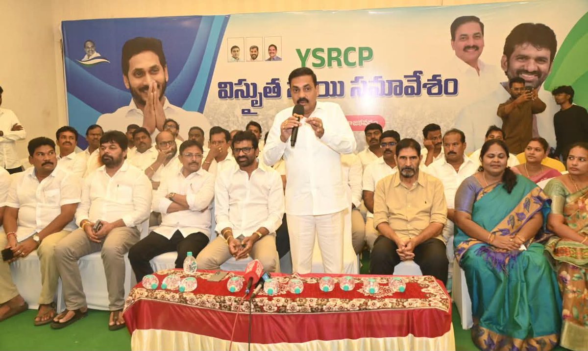 YSRCParty's tweet photo. కార్పొరేషన్ ఎన్నికల్లో ఐక్యంగా పోరాడుదాం: కాకాణి

నెల్లూరు నగర నియోజకవర్గ విస్తృత స్థాయి సమావేశంలో పాల్గొన్న కాకాణి

నెల్లూరు సిటీ పరిధిలోని, శ్రీ కన్వెన్షన్ హాల్లో  శాసనమండలి సభ్యులు పర్వతరెడ్డి చంద్రశేఖర్ రెడ్డి గారి ఆధ్వర్యంలో నిర్వహించిన వైయస్ఆర్ సీపీ విస్తృత స్థాయి సమావేశంలో వైయస్ఆర్ సీపీ ప్రధాన నాయకులు, కార్యకర్తలతో కలిసి పాల్గొన్న మాజీ మంత్రి వర్యులు ఉమ్మడి నెల్లూరు జిల్లా వైయస్ఆర్ కాంగ్రెస్ పార్టీ జిల్లా అధ్యక్షులు డా. కాకాణి గోవర్ధన్ రెడ్డి గారు

చంద్ర శేఖర్ రెడ్డి గారితో కలిసి వైయస్ఆర్ సీపీ నాయకులకు ఐడీ కార్డులు అందజేసిన కాకాణి 

స్థానిక సంస్థల ఎన్నికల్లో చంద్రబాబును ఖచ్చితంగా ఢీకొడతాం
వైయస్ జగన్ గారి ప్రకటనతో టీడీపీ శ్రేణుల్లో వణుకు మొదలైంది
ఎన్నికలు దగ్గర పడటంతోనే చంద్రబాబు కొత్త నాటకాలు ఆడుతున్నారు
27 నెలల తర్వాత పెన్షన్లు ఇస్తామంటూ చంద్రబాబు కొత్త హామీలు ఇస్తున్నారు
చంద్రబాబు జీవితంలో నిజం చెప్పరు.. ఆయన ఇచ్చేవి నెరవేరని హామీలే
వైయస్ఆర్ అన్నట్లు మునిశాపం వల్ల చంద్రబాబుకు నిజం చెబితే తల వెయ్యి ముక్కలవుతుందని భయం 
టీడీపీ నాయకులు బెదిరింపులకు దిగుతూ ఓట్లు దండుకోవాలని చూస్తున్నారు
చంద్రబాబు నాయుడికి కౌంట్‌డౌన్ ప్రారంభమైంది
చంద్రబాబు తన జీవితంలో మళ్లీ ముఖ్యమంత్రి అయ్యే అవకాశమే లేదు

ఈ సందర్భంగా ఏర్పాటు చేసిన సమావేశం లో మాజీ మంత్రి కాకాణి గోవర్థన్ రెడ్డి గారు మాట్లాడుతూ..చంద్రబాబుకి కౌంట్‌డౌన్ ప్రారంభమైంది..
స్థానిక సంస్థల ఎన్నికల్లో చంద్రబాబును ఖచ్చితంగా ఢీకొనాల్సిందేనని వైయస్ జగన్ మోహన్ రెడ్డి గారు స్పష్టం చేసినప్పటి నుంచి టీడీపీ శ్రేణుల్లో వణుకు మొదలైందని కాకాణి వ్యాఖ్యానించారు. ఎన్నికలు దగ్గర పడటంతో ప్రజలను మళ్లీ మోసం చేసేందుకు చంద్రబాబు ప్రయత్నిస్తున్నారని, 27 నెలల తర్వాత పెన్షన్లు ఇస్తామంటూ కొత్త నాటకాలకు తెరలేపారని విమర్శించారు. మోసపూరిత వైఖరి దివంగత నేత వైయస్ రాజశేఖర్ రెడ్డి గారు గతంలో చెప్పినట్లుగానే చంద్రబాబు పొరపాటున కూడా నిజం చెప్పరని, ముని శాపం ఉంది కాబట్టి నిజం చెబితే తన తల వెయ్యి ముక్కలవుతుంది కాబట్టి ఆయన ఇచ్చే అబద్ధాల హామీలు ఎప్పటికీ నెరవేరవని ఆరోపించారు. స్థానికంగా ఉన్న టీడీపీ నాయకులు ప్రజలను బెదిరించి, ఓట్లు దండుకోవాలని చూస్తున్నారన్నారు.

ముఖ్యమంత్రి అయ్యే అవకాశం లేదు..
చంద్రబాబు రాజకీయ భవిష్యత్తు ముగిసిందని, ఆయనకు కౌంట్‌డౌన్ ప్రారంభమైందని కాకాణి స్పష్టం చేశారు. చంద్రబాబు నాయుడు తన జీవితంలో మళ్లీ ముఖ్యమంత్రి అయ్యే అవకాశమే లేదని ధ్వజమెత్తారు

నెల్లూరు నగర కార్పొరేషన్‌కు సంబంధించి పాలకపక్షం కుట్రలు, కుతంత్రాలకు తెరలేపిందని కాకాణి తీవ్ర స్థాయిలో ధ్వజమెత్తారు. నెల్లూరు నగరంలో జగన్ గారు ఇచ్చిన అవకాశంతో 
ముస్లిం మైనారిటీ నాయకుడు ఖలీల్ అహ్మద్‌తో పాటు తామంతా అసెంబ్లీలో అడుగుపెడతామని భావించామని, అయితే దురదృష్టవశాత్తు ఫలితాలు వేరేలా వచ్చాయని కాకాణి తెలిపారు. చంద్రబాబు నాయుడికి క్యాషియర్ గా ఉన్నందుకే నారాయణపై ఆధారపడి టీడీపీ రాజకీయాలు చేస్తోందని ఎద్దేవా చేశారు. నెల్లూరుకు నారాయణ చేసింది శూన్యం 
నారాయణ గెలిచినప్పటి నుంచి నెల్లూరు అభివృద్ధిని పూర్తిగా విస్మరించారని కాకాణి ఆరోపించారు.
నారాయణ నగరానికి రావడమే అరుదు అని, అర్ధరాత్రి వేళల్లో నెల్లూరుకు రావడం, సొంత పనులు చూసుకోవడం, ప్రెస్ మీట్ పెట్టి అడ్డగోలుగా మాట్లాడి అమరావతికి తిరిగి వెళ్లడమే నారాయణ నైజమని విమర్శించారు. నారాయణ వల్ల నెల్లూరు ప్రజలకు రూపాయి ఉపయోగం లేదని, వైయస్ఆర్ సీపీ శాసనమండలి సభ్యుడు చంద్రశేఖర్ రెడ్డి గారు మాత్రమే ప్రతిపక్షంలో ఉన్నా ప్రజలకు అండగా నిలుస్తున్నారని పేర్కొన్నారు. నారాయణ వద్ద వేల కోట్ల రూపాయల ఆస్తులు ఉన్నప్పటికీ, నెల్లూరులో చెట్లు, చెత్తను కూడా వదలకుండా దోపిడీకి పాల్పడుతున్నారని కాకాణి తీవ్ర ఆరోపణలు చేశారు. విద్యాసంస్థల కంటే రాజకీయాల్లోనే సులభంగా డబ్బులు సంపాదించవచ్చనే ఉద్దేశంతోనే నారాయణ ఈ విధమైన కుంభకోణాలకు పాల్పడుతున్నారని ఆయన వ్యాఖ్యానించారు. డీఎస్సీ లో ప్రభుత్వ వైఫల్యం స్పష్టంగా కనిపిస్తుంది...
రాష్ట్రంలో ప్రస్తుతం ఉన్న పరిస్థితి అత్యంత దారుణంగా ఉందని. డీఎస్సీ (DSC) వ్యవహారంపై ప్రభుత్వం నడుచుకుంటున్న తీరును, ముఖ్యమంత్రి వ్యాఖ్యలను కాకాణి తీవ్రంగా తప్పుబట్టారు.
డీఎస్సీ విషయంలో జరుగుతున్న పరిణామాలపై సీఎం చంద్రబాబు స్పందిస్తూ, అధికారులకు పెత్తనం ఇస్తే వారు సరిగ్గా పనిచేయలేదు కాబట్టే ఆ నింద ప్రభుత్వంపై పడింది అని మాట్లాడటం నవ్వొచ్చేలా ఉందని కాకాణి ఎద్దేవా చేశారు. చంద్రబాబు నాయుడు నాలికను ఏ పక్కకైనా మడతపెట్టి మాట్లాడగలరని విమర్శించారు. డీఎస్సీలో పొరపాట్లు ఎక్కడ జరిగాయో సమాధానం చెప్పలేకపోతున్నారని మండిపడ్డారు. జీవోలు, నిబంధనల ఉల్లంఘనపై ప్రశ్నలు..స్పోర్ట్స్ కోటా పెంపు.. 2 శాతం ఉన్న స్పోర్ట్స్ కోటాను ఎవరి అనుమతితో 3 శాతానికి పెంచారో చెప్పాలని కాకాణి ప్రశ్నించారు. 29 ఉన్న ఆటలను 65 రకాల ఆటలు గా ఎందుకు పెంచారో స్పష్టం చేయాలన్నారు.
సాధారణ పరిపాలన శాఖ (GAD) ఏపీ స్టేట్ అండ్ సబార్డినేట్ సర్వీస్ రూల్స్‌ను సవరిస్తూ.. ఉపాధ్యాయులు పోటీ పరీక్షల్లో పాల్గొనడానికి వీలులేదని, అవసరం లేదని ఏ ప్రాతిపదికన జీవో విడుదల చేశారని నిలదీశారు. సాధారణ పరిపాలన శాఖ బాధ్యత సీఎం దే.. ఏ రాష్ట్రంలోనైనా సాధారణ పరిపాలన శాఖ (GAD), శాంతిభద్రతలు, భూ సంస్కరణలు వంటి కీలక శాఖలు ముఖ్యమంత్రి వద్దే ఉంటాయని కాకాణి గుర్తుచేశారు. గతంలో జగన్ మోహన్ రెడ్డి గారి హయాంలో తాను మంత్రిగా ఉన్నప్పుడు, అసెంబ్లీ సమావేశాలలో జీఏడీ (GAD) కి సంబంధించిన ప్రశ్నలకు సమాధానాలు చెప్పే బాధ్యతను సీఎం తనకు అప్పగించేవారని తెలిపారు. అంతటి కీలకమైన శాఖలో సీఎం సంతకం లేకుండా, ఆయనకు తెలియకుండా జీవో విడుదల కావడం సాధ్యం కాదని స్పష్టం చేశారు. మొదట ఎక్కడా పొరపాటు జరగలేదని చెప్పి, ఇప్పుడు అధికారులపై నెట్టేయడం సరికాదన్నారు.
డీఎస్సీ స్కామ్‌ను బయటకు తీయడంలో ప్రధాన పాత్ర వహించిన వ్యక్తులలో సోదరుడు చంద్రశేఖర్ రెడ్డి గారు ఒకరని, అందుకు తాము గర్విస్తున్నామని కాకాణి పేర్కొన్నారు. డీఎస్సీ నియామకాలలో జరిగిన పొరపాట్లను సాక్ష్యాధారాలతో సహా బయటపెడితే.. ప్రభుత్వం సమాధానం చెప్పలేక కమిటీలు, విచారణల పేరుతో దాటవేస్తోందని కాకాణి మండిపడ్డారు.
తప్పులను ఎత్తిచూపిన ప్రతిసారి ఒక విచారణ పేరు చెప్పడమే తప్ప, అసలు ఆ తప్పులు ఎలా జరిగాయో ప్రభుత్వం స్పష్టం చేయడంలేదని కాకాణి విమర్శించారు. లక్షలాది మంది నిరుద్యోగుల ఆశలపై ప్రభుత్వం నీళ్లు చల్లిందని ఆవేదన వ్యక్తం చేశారు. ప్రశ్నించిన వారిపై దాడులు చేయడం, జగన్ మోహన్ రెడ్డి గారి పై నిందలు వేయడం సరికాదన్నారు. జగన్ మోహన్ రెడ్డి గారు ఇప్పుడు అధికారంలో లేరని, ప్రభుత్వంలో ఉన్నవారు తప్పులకు సమాధానం చెప్పలేక మైకుల ముందుకు వచ్చి ఎదురుదాడి చేస్తున్నారని ఆగ్రహం వ్యక్తం చేశారు. కూటమి ప్రభుత్వ విధానాల వల్ల విద్యార్థులు, రైతులు, సాధారణ ప్రజలు.. ఇలా అన్ని వర్గాల ప్రజలు తీవ్ర నిరాశలో ఉన్నారని కాకాణి పేర్కొన్నారు. ప్రభుత్వం తమను మోసం చేసిందనే భావన ప్రజల్లో బలంగా నాటుకుపోయిందని, రాబోయే ఎన్నికలు అత్యంత కీలకమైనవని వ్యాఖ్యానించారు.అధికార బలం ఉందనే ధీమాతో అక్రమ కేసులు పెడతామని, బెదిరింపులకు గురిచేస్తామంటే వైయస్ఆర్ కాంగ్రెస్ పార్టీ కార్యకర్తలు భయపడరని స్పష్టం చేశారు. మా పార్టీ వైయస్ జగన్ మోహన్ రెడ్డి గారి ఆశయాలతో, ఆయన ఇచ్చిన గుండె ధైర్యంతో పోరాడే పార్టీ. అని దేనికైనా సిద్ధంగా ఉన్నాం అని తెలిపారు. నెల్లూరు నగరంతో పాటు నెల్లూరు జిల్లాలో పోలీసులను పురమాయించి వైయస్ఆర్ సీపీ నాయకులను, కార్యకర్తలను ఇబ్బంది పెట్టాలని చూస్తే సహించేది లేదని హెచ్చరించారు. వైయస్ఆర్ సీపీ కార్యకర్తల జోలికి రావాలంటే ముందుగా చంద్రశేఖర్ రెడ్డి గారిని, నన్ను దాటుకొని వెళ్లాల్సిందేనని కాకాణి  తెగేసి చెప్పారు.

వైయస్ఆర్ సీపీకి స్థానిక సంస్థల ఎన్నికలే నాంది పలకాలి...
నెల్లూరు నగర నియోజకవర్గంలో వైయస్ఆర్ సీపీ శ్రేణులు రాబోయే స్థానిక సంస్థల (కార్పొరేషన్) ఎన్నికల్లో ఐక్యంగా పోరాడి విజయం సాధించాలని కాకాణి పిలుపునిచ్చారు.
నెల్లూరు నగర నియోజకవర్గ ఇంఛార్జ్ పర్వతరెడ్డి చంద్రశేఖర్ రెడ్డి గారి ఆధ్వర్యంలోనే కార్పొరేషన్ ఎన్నికలు జరగబోతున్నాయని, నెల్లూరులోని మొత్తం 72 కార్పొరేషన్ సీట్లలో ప్రతి సీటును ప్రతిష్టాత్మకంగా తీసుకొని గెలవాల్సిన అవసరం ఉందన్నారు.
నాయకులు, కార్యకర్తల మధ్య చిన్న చిన్న విభేదాలు, మనస్పర్థలు ఉంటే పక్కన పెట్టాలని, వైయస్ జగన్ మోహన్ రెడ్డి గారు చెప్పిన మాట ప్రకారం అందరూ నడుచుకోవాలని స్పష్టం చేశారు. వైయస్ఆర్ సీపీ ఒక కుటుంబం అని, జగనన్న ఏది చెప్తే అది అమలు చేయడమే పార్టీ విధానమని పేర్కొన్నారు. జగన్ పాలన లేకపోవడంతోనే ఇబ్బందులు..
జగన్ మోహన్ రెడ్డి గారు ముఖ్యమంత్రిగా లేకపోవడం వల్లే వైయస్ఆర్ సీపీ కేడర్ అనేక ఇబ్బందులు ఎదుర్కొంటోందని ఆవేదన వ్యక్తం చేశారు. కూటమి ప్రభుత్వ వేధింపులు, కేసులు, జైళ్లు, ఉద్యోగాలు పోవడం వంటి పరిస్థితులు ఉత్పన్నమయ్యాయని, జగన్ గారు మళ్లీ ముఖ్యమంత్రి అయితేనే ఈ సమస్యలన్నీ తొలగుతాయని చెప్పారు.
టికెట్లు ఆశించే ప్రతి ఒక్కరికీ ఇవ్వడం సాధ్యం కాకపోవచ్చు అని, అయితే టికెట్ రాని పక్షంలో అధైర్యపడాల్సిన అవసరం లేదని హామీ ఇచ్చారు. కష్టకాలంలో పార్టీ జెండాను మోసిన ప్రతి కార్యకర్తను, నాయకుడిని రాబోయే రోజుల్లో వైయస్ఆర్ సీపీ అధికారంలోకి వచ్చాక ఉన్నత స్థానాల్లో కూర్చోబెట్టి తగిన గుర్తింపు ఇస్తామని కాకాణి హామీ ఇచ్చారు