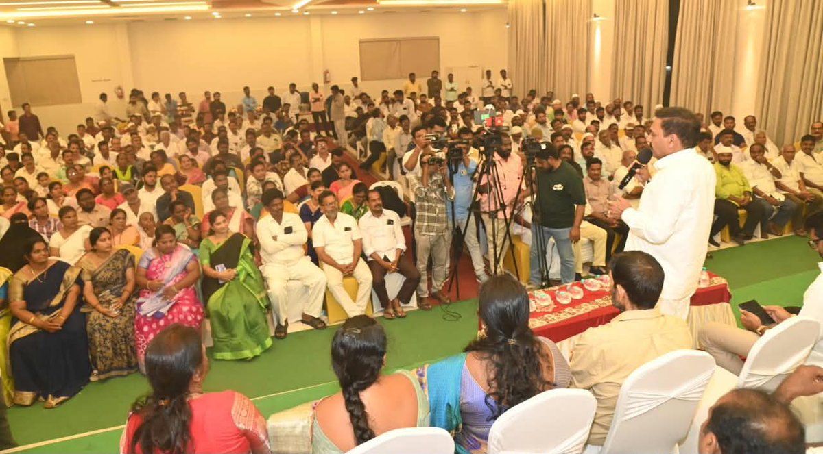 YSRCParty's tweet photo. కార్పొరేషన్ ఎన్నికల్లో ఐక్యంగా పోరాడుదాం: కాకాణి

నెల్లూరు నగర నియోజకవర్గ విస్తృత స్థాయి సమావేశంలో పాల్గొన్న కాకాణి

నెల్లూరు సిటీ పరిధిలోని, శ్రీ కన్వెన్షన్ హాల్లో  శాసనమండలి సభ్యులు పర్వతరెడ్డి చంద్రశేఖర్ రెడ్డి గారి ఆధ్వర్యంలో నిర్వహించిన వైయస్ఆర్ సీపీ విస్తృత స్థాయి సమావేశంలో వైయస్ఆర్ సీపీ ప్రధాన నాయకులు, కార్యకర్తలతో కలిసి పాల్గొన్న మాజీ మంత్రి వర్యులు ఉమ్మడి నెల్లూరు జిల్లా వైయస్ఆర్ కాంగ్రెస్ పార్టీ జిల్లా అధ్యక్షులు డా. కాకాణి గోవర్ధన్ రెడ్డి గారు

చంద్ర శేఖర్ రెడ్డి గారితో కలిసి వైయస్ఆర్ సీపీ నాయకులకు ఐడీ కార్డులు అందజేసిన కాకాణి 

స్థానిక సంస్థల ఎన్నికల్లో చంద్రబాబును ఖచ్చితంగా ఢీకొడతాం
వైయస్ జగన్ గారి ప్రకటనతో టీడీపీ శ్రేణుల్లో వణుకు మొదలైంది
ఎన్నికలు దగ్గర పడటంతోనే చంద్రబాబు కొత్త నాటకాలు ఆడుతున్నారు
27 నెలల తర్వాత పెన్షన్లు ఇస్తామంటూ చంద్రబాబు కొత్త హామీలు ఇస్తున్నారు
చంద్రబాబు జీవితంలో నిజం చెప్పరు.. ఆయన ఇచ్చేవి నెరవేరని హామీలే
వైయస్ఆర్ అన్నట్లు మునిశాపం వల్ల చంద్రబాబుకు నిజం చెబితే తల వెయ్యి ముక్కలవుతుందని భయం 
టీడీపీ నాయకులు బెదిరింపులకు దిగుతూ ఓట్లు దండుకోవాలని చూస్తున్నారు
చంద్రబాబు నాయుడికి కౌంట్‌డౌన్ ప్రారంభమైంది
చంద్రబాబు తన జీవితంలో మళ్లీ ముఖ్యమంత్రి అయ్యే అవకాశమే లేదు

ఈ సందర్భంగా ఏర్పాటు చేసిన సమావేశం లో మాజీ మంత్రి కాకాణి గోవర్థన్ రెడ్డి గారు మాట్లాడుతూ..చంద్రబాబుకి కౌంట్‌డౌన్ ప్రారంభమైంది..
స్థానిక సంస్థల ఎన్నికల్లో చంద్రబాబును ఖచ్చితంగా ఢీకొనాల్సిందేనని వైయస్ జగన్ మోహన్ రెడ్డి గారు స్పష్టం చేసినప్పటి నుంచి టీడీపీ శ్రేణుల్లో వణుకు మొదలైందని కాకాణి వ్యాఖ్యానించారు. ఎన్నికలు దగ్గర పడటంతో ప్రజలను మళ్లీ మోసం చేసేందుకు చంద్రబాబు ప్రయత్నిస్తున్నారని, 27 నెలల తర్వాత పెన్షన్లు ఇస్తామంటూ కొత్త నాటకాలకు తెరలేపారని విమర్శించారు. మోసపూరిత వైఖరి దివంగత నేత వైయస్ రాజశేఖర్ రెడ్డి గారు గతంలో చెప్పినట్లుగానే చంద్రబాబు పొరపాటున కూడా నిజం చెప్పరని, ముని శాపం ఉంది కాబట్టి నిజం చెబితే తన తల వెయ్యి ముక్కలవుతుంది కాబట్టి ఆయన ఇచ్చే అబద్ధాల హామీలు ఎప్పటికీ నెరవేరవని ఆరోపించారు. స్థానికంగా ఉన్న టీడీపీ నాయకులు ప్రజలను బెదిరించి, ఓట్లు దండుకోవాలని చూస్తున్నారన్నారు.

ముఖ్యమంత్రి అయ్యే అవకాశం లేదు..
చంద్రబాబు రాజకీయ భవిష్యత్తు ముగిసిందని, ఆయనకు కౌంట్‌డౌన్ ప్రారంభమైందని కాకాణి స్పష్టం చేశారు. చంద్రబాబు నాయుడు తన జీవితంలో మళ్లీ ముఖ్యమంత్రి అయ్యే అవకాశమే లేదని ధ్వజమెత్తారు

నెల్లూరు నగర కార్పొరేషన్‌కు సంబంధించి పాలకపక్షం కుట్రలు, కుతంత్రాలకు తెరలేపిందని కాకాణి తీవ్ర స్థాయిలో ధ్వజమెత్తారు. నెల్లూరు నగరంలో జగన్ గారు ఇచ్చిన అవకాశంతో 
ముస్లిం మైనారిటీ నాయకుడు ఖలీల్ అహ్మద్‌తో పాటు తామంతా అసెంబ్లీలో అడుగుపెడతామని భావించామని, అయితే దురదృష్టవశాత్తు ఫలితాలు వేరేలా వచ్చాయని కాకాణి తెలిపారు. చంద్రబాబు నాయుడికి క్యాషియర్ గా ఉన్నందుకే నారాయణపై ఆధారపడి టీడీపీ రాజకీయాలు చేస్తోందని ఎద్దేవా చేశారు. నెల్లూరుకు నారాయణ చేసింది శూన్యం 
నారాయణ గెలిచినప్పటి నుంచి నెల్లూరు అభివృద్ధిని పూర్తిగా విస్మరించారని కాకాణి ఆరోపించారు.
నారాయణ నగరానికి రావడమే అరుదు అని, అర్ధరాత్రి వేళల్లో నెల్లూరుకు రావడం, సొంత పనులు చూసుకోవడం, ప్రెస్ మీట్ పెట్టి అడ్డగోలుగా మాట్లాడి అమరావతికి తిరిగి వెళ్లడమే నారాయణ నైజమని విమర్శించారు. నారాయణ వల్ల నెల్లూరు ప్రజలకు రూపాయి ఉపయోగం లేదని, వైయస్ఆర్ సీపీ శాసనమండలి సభ్యుడు చంద్రశేఖర్ రెడ్డి గారు మాత్రమే ప్రతిపక్షంలో ఉన్నా ప్రజలకు అండగా నిలుస్తున్నారని పేర్కొన్నారు. నారాయణ వద్ద వేల కోట్ల రూపాయల ఆస్తులు ఉన్నప్పటికీ, నెల్లూరులో చెట్లు, చెత్తను కూడా వదలకుండా దోపిడీకి పాల్పడుతున్నారని కాకాణి తీవ్ర ఆరోపణలు చేశారు. విద్యాసంస్థల కంటే రాజకీయాల్లోనే సులభంగా డబ్బులు సంపాదించవచ్చనే ఉద్దేశంతోనే నారాయణ ఈ విధమైన కుంభకోణాలకు పాల్పడుతున్నారని ఆయన వ్యాఖ్యానించారు. డీఎస్సీ లో ప్రభుత్వ వైఫల్యం స్పష్టంగా కనిపిస్తుంది...
రాష్ట్రంలో ప్రస్తుతం ఉన్న పరిస్థితి అత్యంత దారుణంగా ఉందని. డీఎస్సీ (DSC) వ్యవహారంపై ప్రభుత్వం నడుచుకుంటున్న తీరును, ముఖ్యమంత్రి వ్యాఖ్యలను కాకాణి తీవ్రంగా తప్పుబట్టారు.
డీఎస్సీ విషయంలో జరుగుతున్న పరిణామాలపై సీఎం చంద్రబాబు స్పందిస్తూ, అధికారులకు పెత్తనం ఇస్తే వారు సరిగ్గా పనిచేయలేదు కాబట్టే ఆ నింద ప్రభుత్వంపై పడింది అని మాట్లాడటం నవ్వొచ్చేలా ఉందని కాకాణి ఎద్దేవా చేశారు. చంద్రబాబు నాయుడు నాలికను ఏ పక్కకైనా మడతపెట్టి మాట్లాడగలరని విమర్శించారు. డీఎస్సీలో పొరపాట్లు ఎక్కడ జరిగాయో సమాధానం చెప్పలేకపోతున్నారని మండిపడ్డారు. జీవోలు, నిబంధనల ఉల్లంఘనపై ప్రశ్నలు..స్పోర్ట్స్ కోటా పెంపు.. 2 శాతం ఉన్న స్పోర్ట్స్ కోటాను ఎవరి అనుమతితో 3 శాతానికి పెంచారో చెప్పాలని కాకాణి ప్రశ్నించారు. 29 ఉన్న ఆటలను 65 రకాల ఆటలు గా ఎందుకు పెంచారో స్పష్టం చేయాలన్నారు.
సాధారణ పరిపాలన శాఖ (GAD) ఏపీ స్టేట్ అండ్ సబార్డినేట్ సర్వీస్ రూల్స్‌ను సవరిస్తూ.. ఉపాధ్యాయులు పోటీ పరీక్షల్లో పాల్గొనడానికి వీలులేదని, అవసరం లేదని ఏ ప్రాతిపదికన జీవో విడుదల చేశారని నిలదీశారు. సాధారణ పరిపాలన శాఖ బాధ్యత సీఎం దే.. ఏ రాష్ట్రంలోనైనా సాధారణ పరిపాలన శాఖ (GAD), శాంతిభద్రతలు, భూ సంస్కరణలు వంటి కీలక శాఖలు ముఖ్యమంత్రి వద్దే ఉంటాయని కాకాణి గుర్తుచేశారు. గతంలో జగన్ మోహన్ రెడ్డి గారి హయాంలో తాను మంత్రిగా ఉన్నప్పుడు, అసెంబ్లీ సమావేశాలలో జీఏడీ (GAD) కి సంబంధించిన ప్రశ్నలకు సమాధానాలు చెప్పే బాధ్యతను సీఎం తనకు అప్పగించేవారని తెలిపారు. అంతటి కీలకమైన శాఖలో సీఎం సంతకం లేకుండా, ఆయనకు తెలియకుండా జీవో విడుదల కావడం సాధ్యం కాదని స్పష్టం చేశారు. మొదట ఎక్కడా పొరపాటు జరగలేదని చెప్పి, ఇప్పుడు అధికారులపై నెట్టేయడం సరికాదన్నారు.
డీఎస్సీ స్కామ్‌ను బయటకు తీయడంలో ప్రధాన పాత్ర వహించిన వ్యక్తులలో సోదరుడు చంద్రశేఖర్ రెడ్డి గారు ఒకరని, అందుకు తాము గర్విస్తున్నామని కాకాణి పేర్కొన్నారు. డీఎస్సీ నియామకాలలో జరిగిన పొరపాట్లను సాక్ష్యాధారాలతో సహా బయటపెడితే.. ప్రభుత్వం సమాధానం చెప్పలేక కమిటీలు, విచారణల పేరుతో దాటవేస్తోందని కాకాణి మండిపడ్డారు.
తప్పులను ఎత్తిచూపిన ప్రతిసారి ఒక విచారణ పేరు చెప్పడమే తప్ప, అసలు ఆ తప్పులు ఎలా జరిగాయో ప్రభుత్వం స్పష్టం చేయడంలేదని కాకాణి విమర్శించారు. లక్షలాది మంది నిరుద్యోగుల ఆశలపై ప్రభుత్వం నీళ్లు చల్లిందని ఆవేదన వ్యక్తం చేశారు. ప్రశ్నించిన వారిపై దాడులు చేయడం, జగన్ మోహన్ రెడ్డి గారి పై నిందలు వేయడం సరికాదన్నారు. జగన్ మోహన్ రెడ్డి గారు ఇప్పుడు అధికారంలో లేరని, ప్రభుత్వంలో ఉన్నవారు తప్పులకు సమాధానం చెప్పలేక మైకుల ముందుకు వచ్చి ఎదురుదాడి చేస్తున్నారని ఆగ్రహం వ్యక్తం చేశారు. కూటమి ప్రభుత్వ విధానాల వల్ల విద్యార్థులు, రైతులు, సాధారణ ప్రజలు.. ఇలా అన్ని వర్గాల ప్రజలు తీవ్ర నిరాశలో ఉన్నారని కాకాణి పేర్కొన్నారు. ప్రభుత్వం తమను మోసం చేసిందనే భావన ప్రజల్లో బలంగా నాటుకుపోయిందని, రాబోయే ఎన్నికలు అత్యంత కీలకమైనవని వ్యాఖ్యానించారు.అధికార బలం ఉందనే ధీమాతో అక్రమ కేసులు పెడతామని, బెదిరింపులకు గురిచేస్తామంటే వైయస్ఆర్ కాంగ్రెస్ పార్టీ కార్యకర్తలు భయపడరని స్పష్టం చేశారు. మా పార్టీ వైయస్ జగన్ మోహన్ రెడ్డి గారి ఆశయాలతో, ఆయన ఇచ్చిన గుండె ధైర్యంతో పోరాడే పార్టీ. అని దేనికైనా సిద్ధంగా ఉన్నాం అని తెలిపారు. నెల్లూరు నగరంతో పాటు నెల్లూరు జిల్లాలో పోలీసులను పురమాయించి వైయస్ఆర్ సీపీ నాయకులను, కార్యకర్తలను ఇబ్బంది పెట్టాలని చూస్తే సహించేది లేదని హెచ్చరించారు. వైయస్ఆర్ సీపీ కార్యకర్తల జోలికి రావాలంటే ముందుగా చంద్రశేఖర్ రెడ్డి గారిని, నన్ను దాటుకొని వెళ్లాల్సిందేనని కాకాణి  తెగేసి చెప్పారు.

వైయస్ఆర్ సీపీకి స్థానిక సంస్థల ఎన్నికలే నాంది పలకాలి...
నెల్లూరు నగర నియోజకవర్గంలో వైయస్ఆర్ సీపీ శ్రేణులు రాబోయే స్థానిక సంస్థల (కార్పొరేషన్) ఎన్నికల్లో ఐక్యంగా పోరాడి విజయం సాధించాలని కాకాణి పిలుపునిచ్చారు.
నెల్లూరు నగర నియోజకవర్గ ఇంఛార్జ్ పర్వతరెడ్డి చంద్రశేఖర్ రెడ్డి గారి ఆధ్వర్యంలోనే కార్పొరేషన్ ఎన్నికలు జరగబోతున్నాయని, నెల్లూరులోని మొత్తం 72 కార్పొరేషన్ సీట్లలో ప్రతి సీటును ప్రతిష్టాత్మకంగా తీసుకొని గెలవాల్సిన అవసరం ఉందన్నారు.
నాయకులు, కార్యకర్తల మధ్య చిన్న చిన్న విభేదాలు, మనస్పర్థలు ఉంటే పక్కన పెట్టాలని, వైయస్ జగన్ మోహన్ రెడ్డి గారు చెప్పిన మాట ప్రకారం అందరూ నడుచుకోవాలని స్పష్టం చేశారు. వైయస్ఆర్ సీపీ ఒక కుటుంబం అని, జగనన్న ఏది చెప్తే అది అమలు చేయడమే పార్టీ విధానమని పేర్కొన్నారు. జగన్ పాలన లేకపోవడంతోనే ఇబ్బందులు..
జగన్ మోహన్ రెడ్డి గారు ముఖ్యమంత్రిగా లేకపోవడం వల్లే వైయస్ఆర్ సీపీ కేడర్ అనేక ఇబ్బందులు ఎదుర్కొంటోందని ఆవేదన వ్యక్తం చేశారు. కూటమి ప్రభుత్వ వేధింపులు, కేసులు, జైళ్లు, ఉద్యోగాలు పోవడం వంటి పరిస్థితులు ఉత్పన్నమయ్యాయని, జగన్ గారు మళ్లీ ముఖ్యమంత్రి అయితేనే ఈ సమస్యలన్నీ తొలగుతాయని చెప్పారు.
టికెట్లు ఆశించే ప్రతి ఒక్కరికీ ఇవ్వడం సాధ్యం కాకపోవచ్చు అని, అయితే టికెట్ రాని పక్షంలో అధైర్యపడాల్సిన అవసరం లేదని హామీ ఇచ్చారు. కష్టకాలంలో పార్టీ జెండాను మోసిన ప్రతి కార్యకర్తను, నాయకుడిని రాబోయే రోజుల్లో వైయస్ఆర్ సీపీ అధికారంలోకి వచ్చాక ఉన్నత స్థానాల్లో కూర్చోబెట్టి తగిన గుర్తింపు ఇస్తామని కాకాణి హామీ ఇచ్చారు