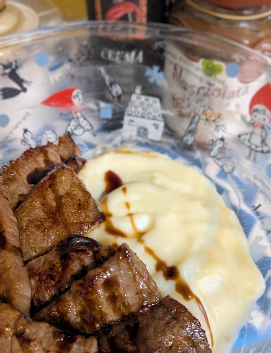 Lemon_M_Lemon_M's tweet photo. パーティーのマッシュポテトがあまりに美味しかったので、自家製マッシュポテトを。それと牛カルビ焼きバルサミコソースをボウルのままで失礼しま～す😅
マッシュポテトはホテルの味を出してましたー☺食べる事だけは我ながら褒めてやりたい。 https://t.co/WJWV5J1HCU