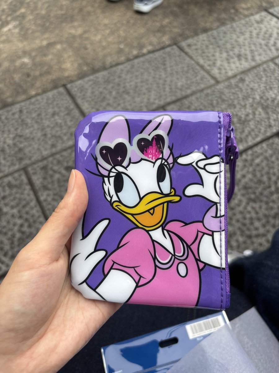 _____y_tan's tweet photo. ディズニー ミッキーマウスと仲間たち　ランダム サングラス ポーチ 交換

譲：デイジー

求：ミニー

本日シーにいるためパーク内での交換or後日郵送可能です。検索からでもお気軽にお声掛けください🙇🏻‍♀️ https://t.co/ZSAbjSB64W