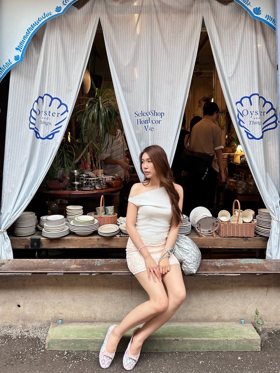 ispraews's tweet photo. คู่นี้เพิ่งเอ้บมาเป็นรองเท้าแบรนด์ไทยช่างไทย 300฿ ที่สวยค่ดคับㅠㅠ แล้วเป็นปักดอกไม้อะ สวยเกินราคามาก นี่ใส่ไปเดินทรงวาดบรรทัดทองทั้งวันไม่กัดเลยยย https://t.co/OfiBj0224p