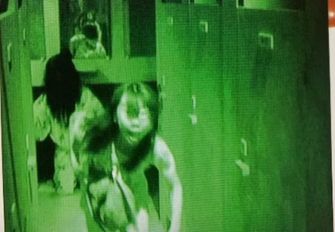 madtv_YT's tweet photo. 【戦慄】三重テレビの台風中継に「血まみれの女」が一瞬映った放送事故

🇯🇵2014年・三重テレビ 釣り番組の途中で台風情報が入り、予想進路の後 トイレのような場所で女が背後の人影から逃げる緑がかった不気味な映像が一瞬表示された。

■当時の騒ぎ
映像はすぐ中継に戻ったが、ネットでは
「血まみれの女が一瞬だけ映った」と拡散。

本にも「機器の操作ミス」と紹介されるほど話題になった。

■真相
前日のニュース映像が誤って流れた操作ミス。
映っていたのは岐阜・柳ヶ瀬商店街のお化け屋敷で幽霊役と逃げる参加者だった。

◾️結論
心霊映像に見えたのはご当地お化け屋敷のニュース映像の混入。

タイミングが悪すぎて放送事故として伝説化したケースです。

貴方はこの映像をどう見ますか？