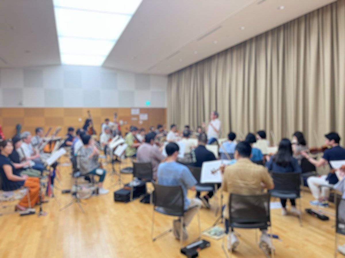 Bentennagoya's tweet photo. 今日は寺本先生の来団日。本番まで2か月、イメージを共有するのによく昭和ネタが飛び交います。学生時代の仲間が核になって約30年の当団は、昭和もちゃんと通じてます。あ、令和ネタももちろん大丈夫（つもり）
新しいチラシができました。チケットぴあ販売中です。 #アマオケ　#ShirakawaHall https://t.co/7I9c5rjFXv
