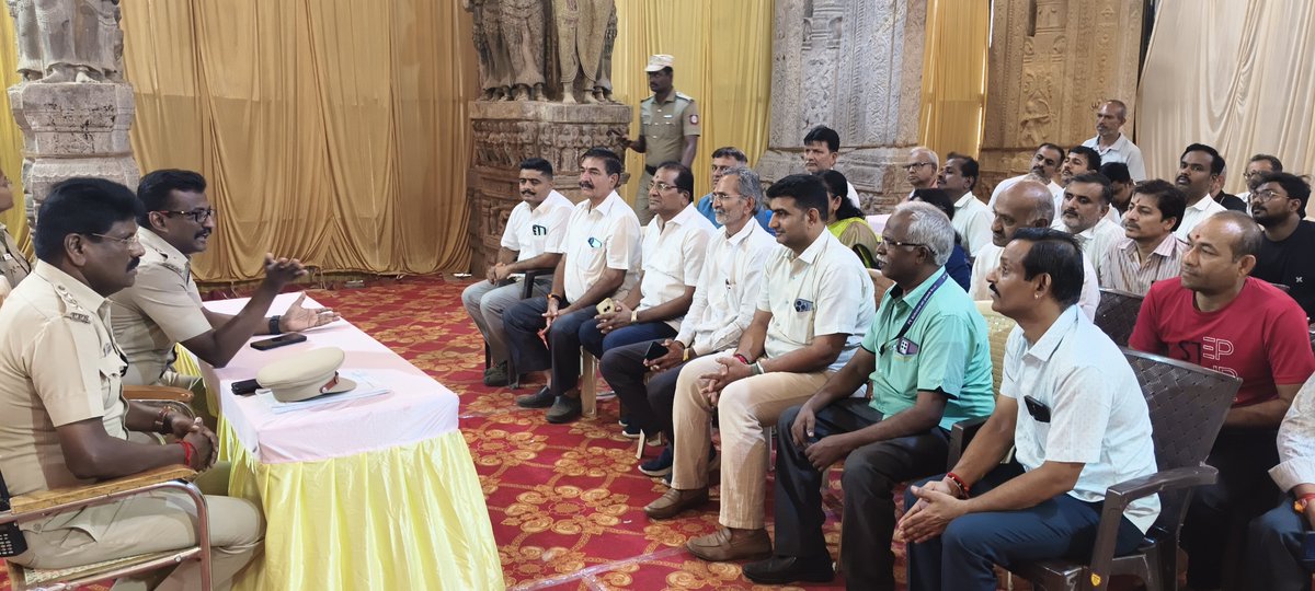 AshokkumarTNBJP's tweet photo. मदुरै के प्रसिद्ध मीनाक्षी अम्मान मंदिर में वर्तमान में 17 साल बाद होने वाले ऐतिहासिक और भव्य महा कुंभाभिषेकम (Kumbabhishekam) की तैयारियां अंतिम चरण में हैं, जो आगामी 17 सितंबर 2026 को संपन्न होगा आज मीनाक्षी अम्मन मंदिर के संबंध में बैठक मदुरै  पुलिस श्री ए.जी. इनिगो दिव्यन https://t.co/YGFkx5iV1I