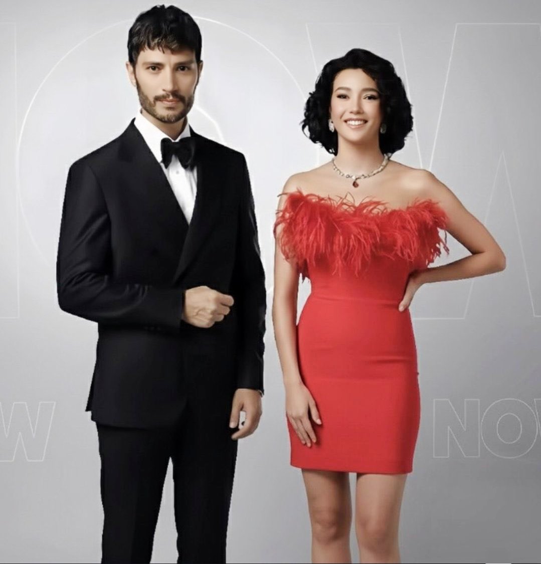 blessed_18_08's tweet photo. Aybüke diziye s.ktri çektiğinden beri anlattığımız herşeyi tek kare fotoğrafla ancak bu kadar doğrulayabilirdiniz yeniden çekim yapıp zahmete niye girdiniz bdy ın kafayı Aybükenin fotoya shoplasanızda olurdu  AHAJSKSKDEIEKDMXMCMVNVKDLEOAJAJSKSKSLDLDLD https://t.co/pHdYAaP2H2