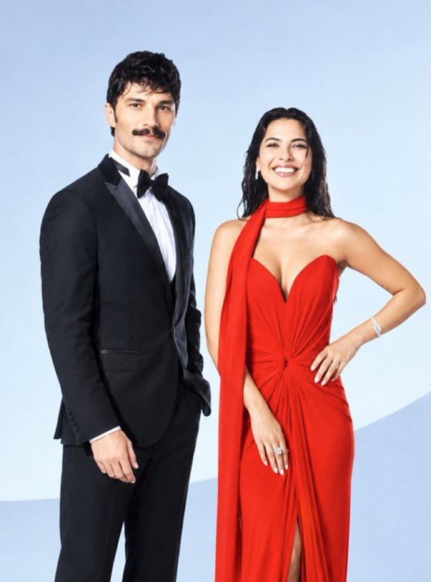 blessed_18_08's tweet photo. Aybüke diziye s.ktri çektiğinden beri anlattığımız herşeyi tek kare fotoğrafla ancak bu kadar doğrulayabilirdiniz yeniden çekim yapıp zahmete niye girdiniz bdy ın kafayı Aybükenin fotoya shoplasanızda olurdu  AHAJSKSKDEIEKDMXMCMVNVKDLEOAJAJSKSKSLDLDLD https://t.co/pHdYAaP2H2