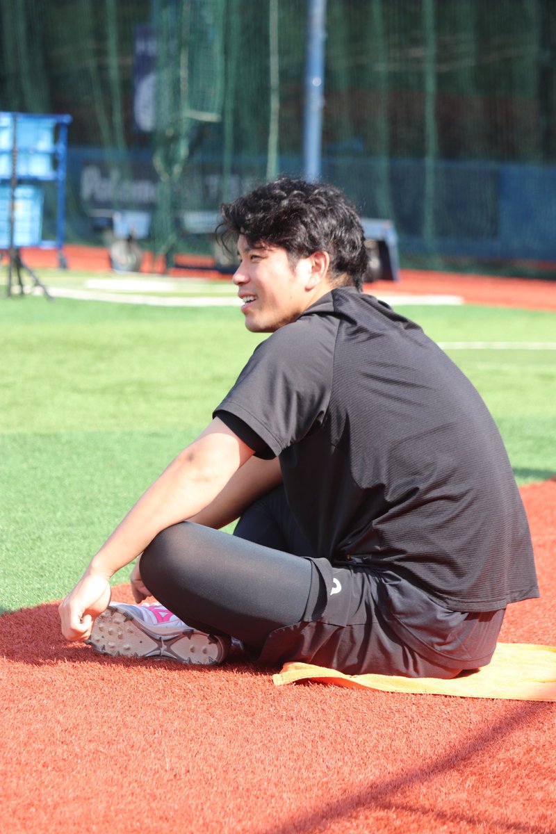 koba_nikkan's tweet photo. 【#今日のG練習写真館📸】

笑顔で腹筋する大城卓三選手👀 https://t.co/dH3oa4G7Ad