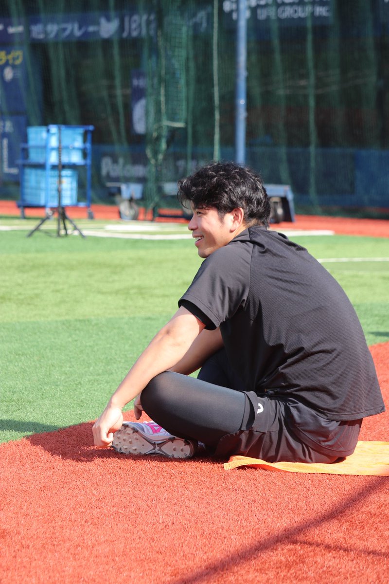 koba_nikkan's tweet photo. 【#今日のG練習写真館📸】

笑顔で腹筋する大城卓三選手👀 https://t.co/dH3oa4G7Ad