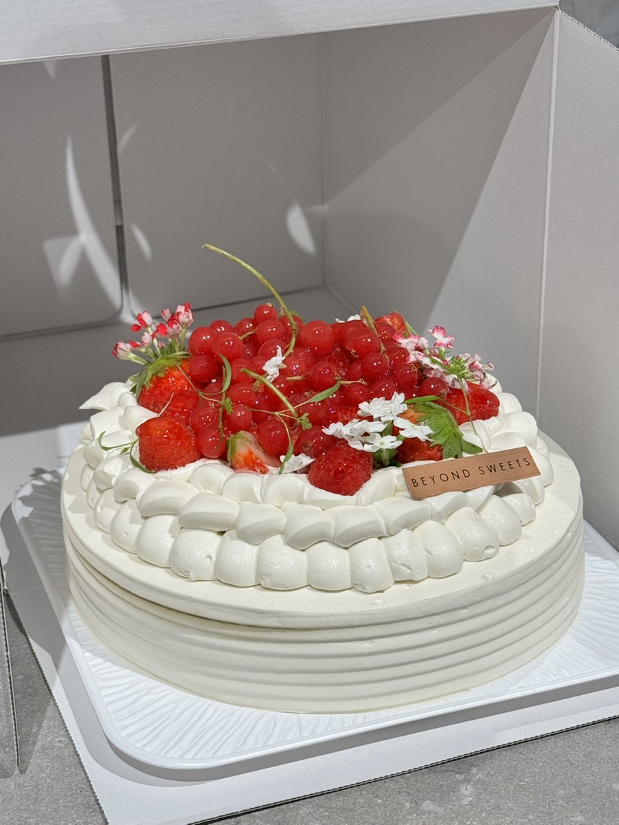 beyondsweets_jp's tweet photo. グルテンフリーのショートケーキ。
さらに卵・乳製品も不使用。
魅力的すぎます。大優勝です🥇🎂

＃BEYONDSWEETS #グルテンフリーカフェ https://t.co/xnyuz2IjV9