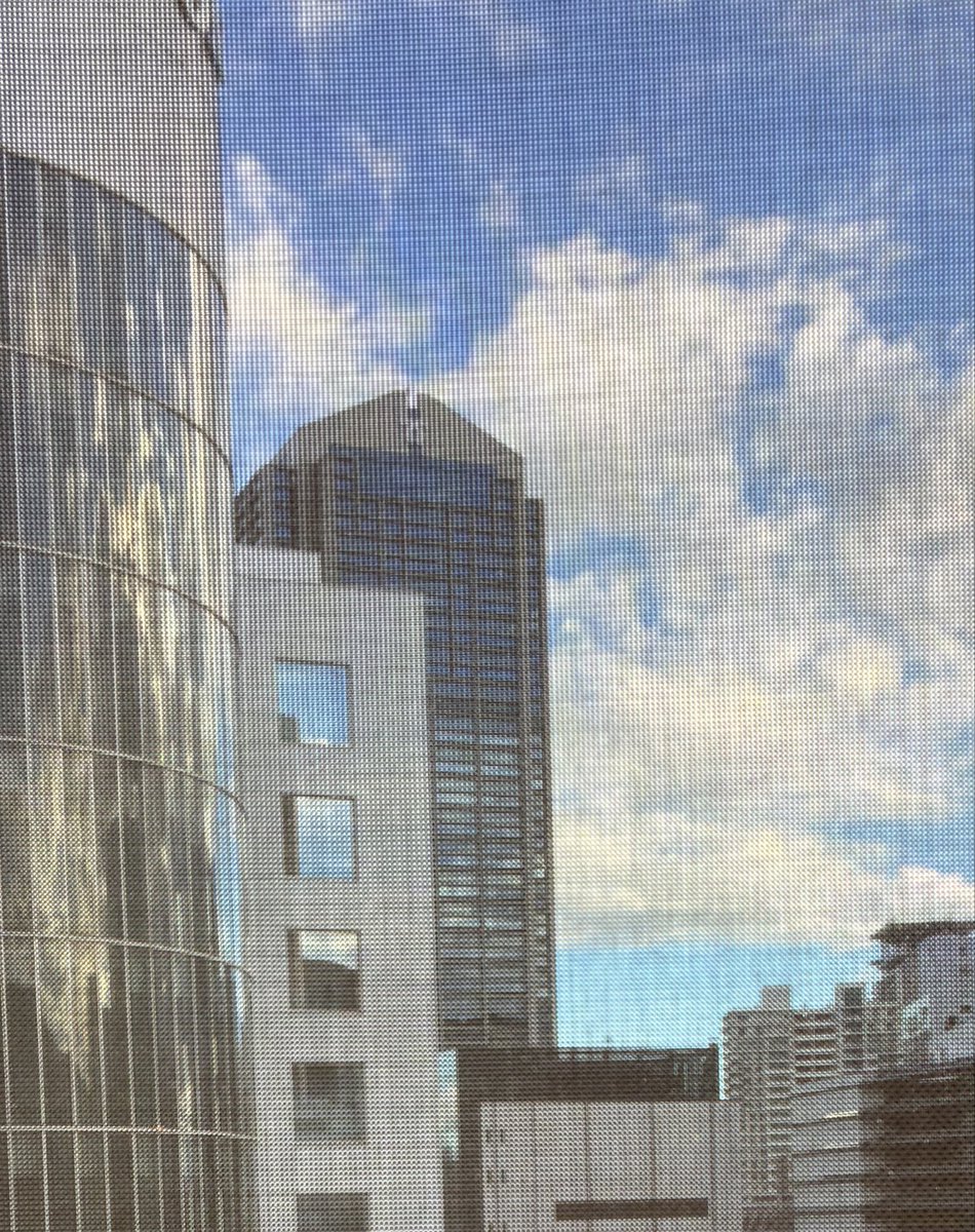 jk_rapunzel's tweet photo. 各地から遠征の民も多いのに特急ひと駅でアクセスできて申し訳ない。
神戸会場は撮影スポットが多く、シェード越しですが神戸市役所も見えます♪ https://t.co/kPxDLPN1Rq