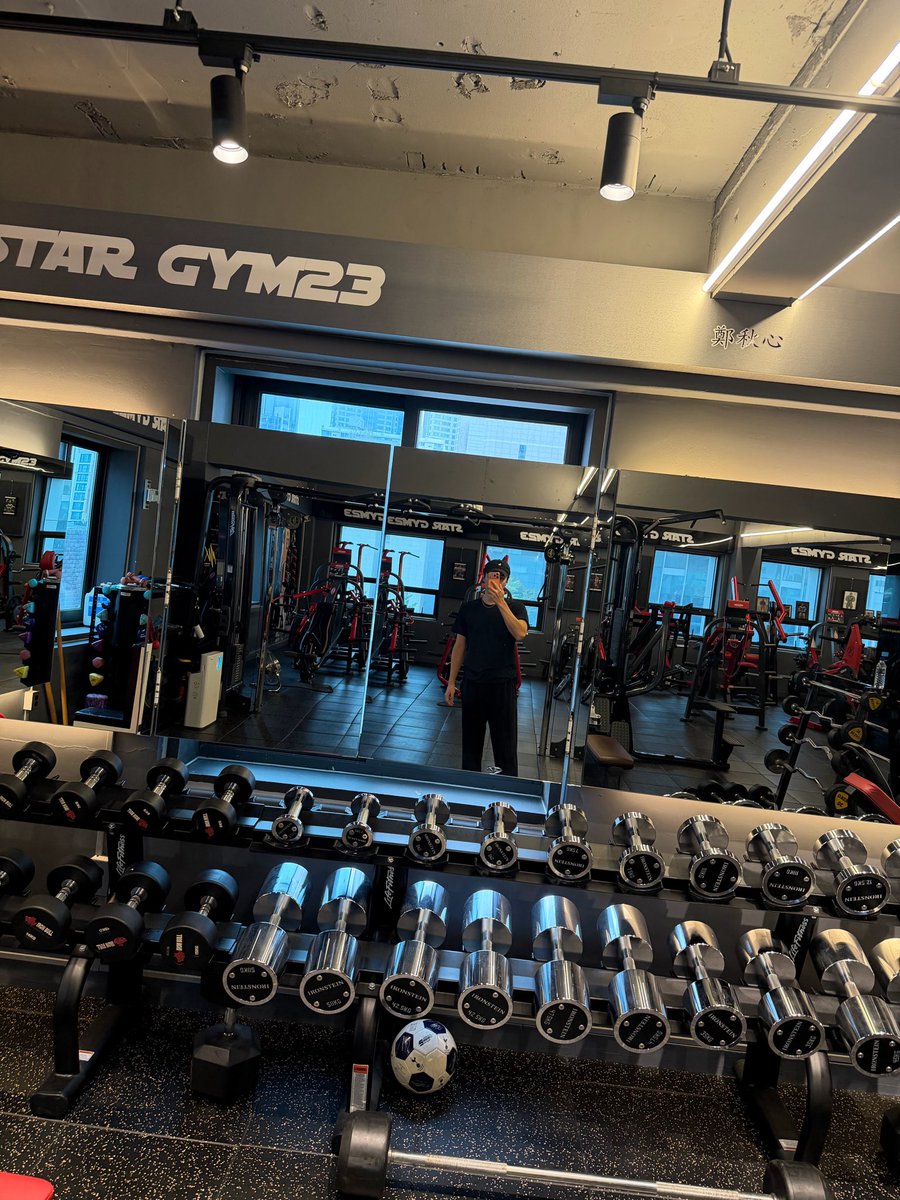 xunhuas's tweet photo. 260913 SEHUN NEW BBL 🫧💌

“(New selfie photo 📸)”
“I was going to just lie down and eat some snacks but” (cutely)
“I’m now working out (instead)..”
“As for you guys, do have some snacks and laze around, go go sing (let’s go)” (cutely) https://t.co/1Ddr9GapcD