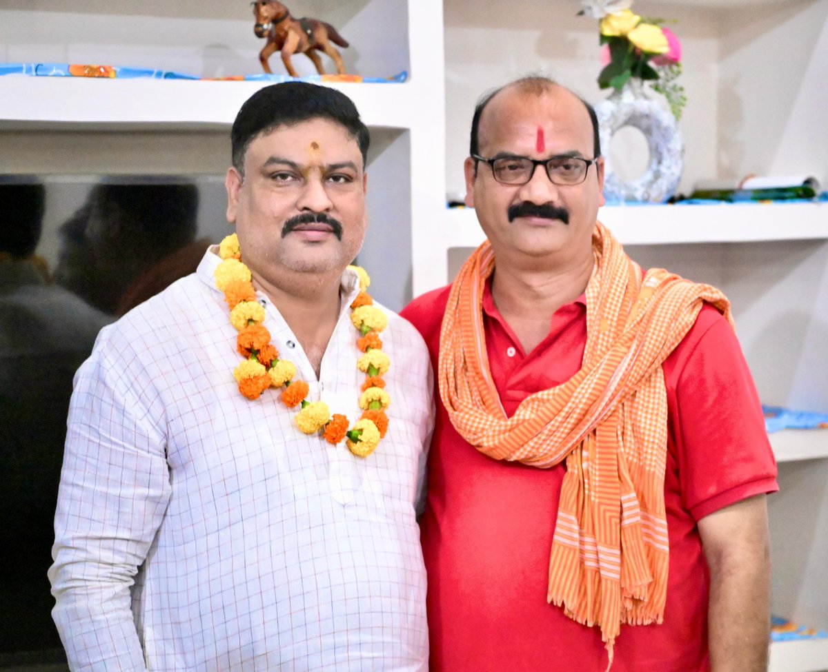 pawanpandeysp's tweet photo. JRF (Junior Research Fellowship) परीक्षा में ऑल इंडिया रैंक-2 प्राप्त कर अयोध्या जनपद का नाम रोशन करने वाली निराला नगर, खोजनपुर निवासी श्री रवींद्र कुमार शुक्ला जी की होनहार बेटी कु० सोनल शुक्ला जी के आवास पर पहुंचकर उन्हें इस उत्कृष्ट उपलब्धि पर हार्दिक बधाई एवं शुभकामनाएं प्रेषित कीं। 

उनकी यह सफलता कठिन परिश्रम, लगन, प्रतिभा तथा उनके पिता श्री रविन्द्र शुक्ला जी, माता श्रीमती संतोष शुक्ला जी, परिवार एवं गुरुजनों के सहयोग और मार्गदर्शन का सुखद परिणाम है।

सोनल जी की यह उपलब्धि न केवल उनके परिवार, बल्कि पूरे अयोध्या जनपद के लिए गौरव का विषय है और निश्चित रूप से क्षेत्र के युवाओं एवं विद्यार्थियों को बड़े लक्ष्य निर्धारित कर उन्हें प्राप्त करने की प्रेरणा देगी। उनके उज्ज्वल, सफल एवं गौरवशाली भविष्य के लिए अनंत शुभकामनाएं।

इस अवसर पर श्री विनय कुमार दूबे जी, श्री राकेश दूबे जी, प्रधान श्री शंकरजीत यादव जी, श्री अनिल यादव जी, श्री देवी नारायण जायसवाल जी, श्री हिमांशु शुक्ला जी एवं श्री अभय शुक्ला जी सहित अन्य सम्मानित जन उपस्थित रहे।