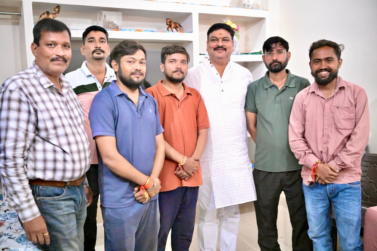 pawanpandeysp's tweet photo. JRF (Junior Research Fellowship) परीक्षा में ऑल इंडिया रैंक-2 प्राप्त कर अयोध्या जनपद का नाम रोशन करने वाली निराला नगर, खोजनपुर निवासी श्री रवींद्र कुमार शुक्ला जी की होनहार बेटी कु० सोनल शुक्ला जी के आवास पर पहुंचकर उन्हें इस उत्कृष्ट उपलब्धि पर हार्दिक बधाई एवं शुभकामनाएं प्रेषित कीं। 

उनकी यह सफलता कठिन परिश्रम, लगन, प्रतिभा तथा उनके पिता श्री रविन्द्र शुक्ला जी, माता श्रीमती संतोष शुक्ला जी, परिवार एवं गुरुजनों के सहयोग और मार्गदर्शन का सुखद परिणाम है।

सोनल जी की यह उपलब्धि न केवल उनके परिवार, बल्कि पूरे अयोध्या जनपद के लिए गौरव का विषय है और निश्चित रूप से क्षेत्र के युवाओं एवं विद्यार्थियों को बड़े लक्ष्य निर्धारित कर उन्हें प्राप्त करने की प्रेरणा देगी। उनके उज्ज्वल, सफल एवं गौरवशाली भविष्य के लिए अनंत शुभकामनाएं।

इस अवसर पर श्री विनय कुमार दूबे जी, श्री राकेश दूबे जी, प्रधान श्री शंकरजीत यादव जी, श्री अनिल यादव जी, श्री देवी नारायण जायसवाल जी, श्री हिमांशु शुक्ला जी एवं श्री अभय शुक्ला जी सहित अन्य सम्मानित जन उपस्थित रहे।