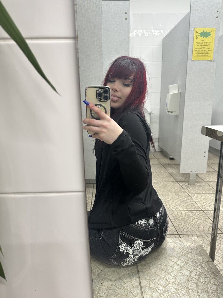 LaviiNa12's tweet photo. idk who needs to hear this but i look amazing and i took 3 selfies to prove it 📸 https://t.co/gBaMeTE7w1