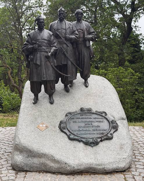 NashVsesvit's tweet photo. @TodayinHistory Основне військо з приблизно 3700–5000 українських козаків. Українці у регулярному війську: Окрім козацьких формувань, під стінами Відня у складі королівських військ Речі Посполитої воювали понад 10 тисяч українських шляхтичів та ополченців із Галичини, Волині, Поділля та Київщини https://t.co/47GeBQPqBp