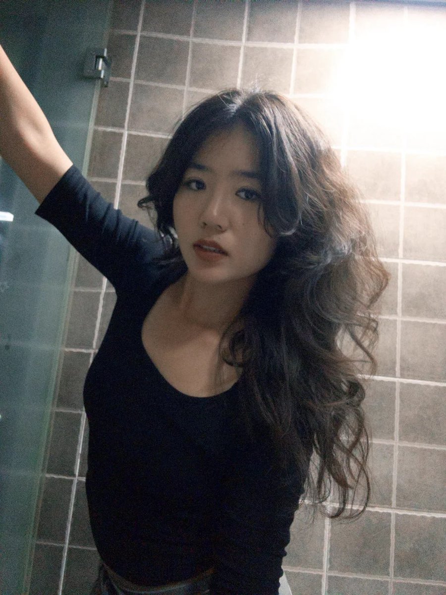 ChristinaCbqme's tweet photo. 听说大多数男人嘴上喊着喜欢纯欲少女，看到我这种生过宝宝依然紧致高挑的熟女身材，却连路都走不动？ #熟女 #反差 https://t.co/cFXRXeny5r