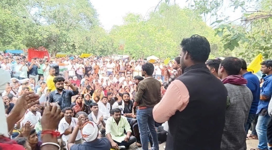UPOSKUnion's tweet photo. #पंचायत_सहायक_संघर्ष

आंसुओं का हिसाब होगा।
2027 में जरूर होगा।

हम पंचायत सहायक 7 दिन से लखनऊ में रो रहे पुकार कर रहे हमारी मांगे सुनिए सरकार को कोई सुध नहीं
#पंचायत_सहायक_संघर्ष https://t.co/UdBYjvhqSQ