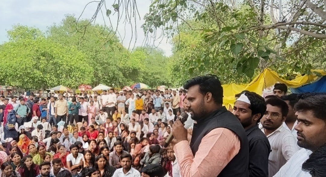 UPOSKUnion's tweet photo. #पंचायत_सहायक_संघर्ष

आंसुओं का हिसाब होगा।
2027 में जरूर होगा।

हम पंचायत सहायक 7 दिन से लखनऊ में रो रहे पुकार कर रहे हमारी मांगे सुनिए सरकार को कोई सुध नहीं
#पंचायत_सहायक_संघर्ष https://t.co/UdBYjvhqSQ