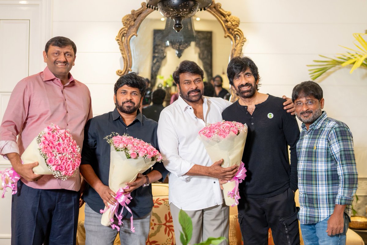MythriOfficial's tweet photo. A MEGA MASS MOMENT ❤️

Megastar @KChiruTweets Garu & Mega Power Star @AlwaysRamCharan Garu met Mass Maharaja @RaviTeja_offl Garu along with the team of #Irumudi and congratulated them on the film’s massive success ❤️‍🔥

Book Your Tickets Now! 
🎟️https://t.co/OT9pz26Mv0

#IRUMUDI / #IRUMUDIKATTU