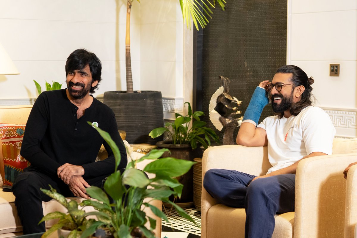 MythriOfficial's tweet photo. A MEGA MASS MOMENT ❤️

Megastar @KChiruTweets Garu & Mega Power Star @AlwaysRamCharan Garu met Mass Maharaja @RaviTeja_offl Garu along with the team of #Irumudi and congratulated them on the film’s massive success ❤️‍🔥

Book Your Tickets Now! 
🎟️https://t.co/OT9pz26Mv0

#IRUMUDI / #IRUMUDIKATTU