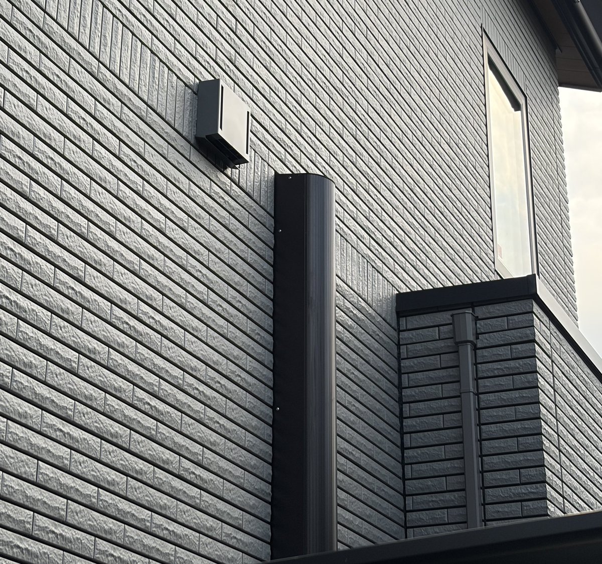 Tsumugi_GS's tweet photo. 2Fトイレの配管を外に出すと、外観デザインにはノイズになりますが、1FにPSが出現しないので居室空間をしっかり確保できます。もしかすると2Fトイレを流した音が1Fで聞こえない、というりてんもあるかもしれません。

#一条工務店 https://t.co/d1gInN4y7y