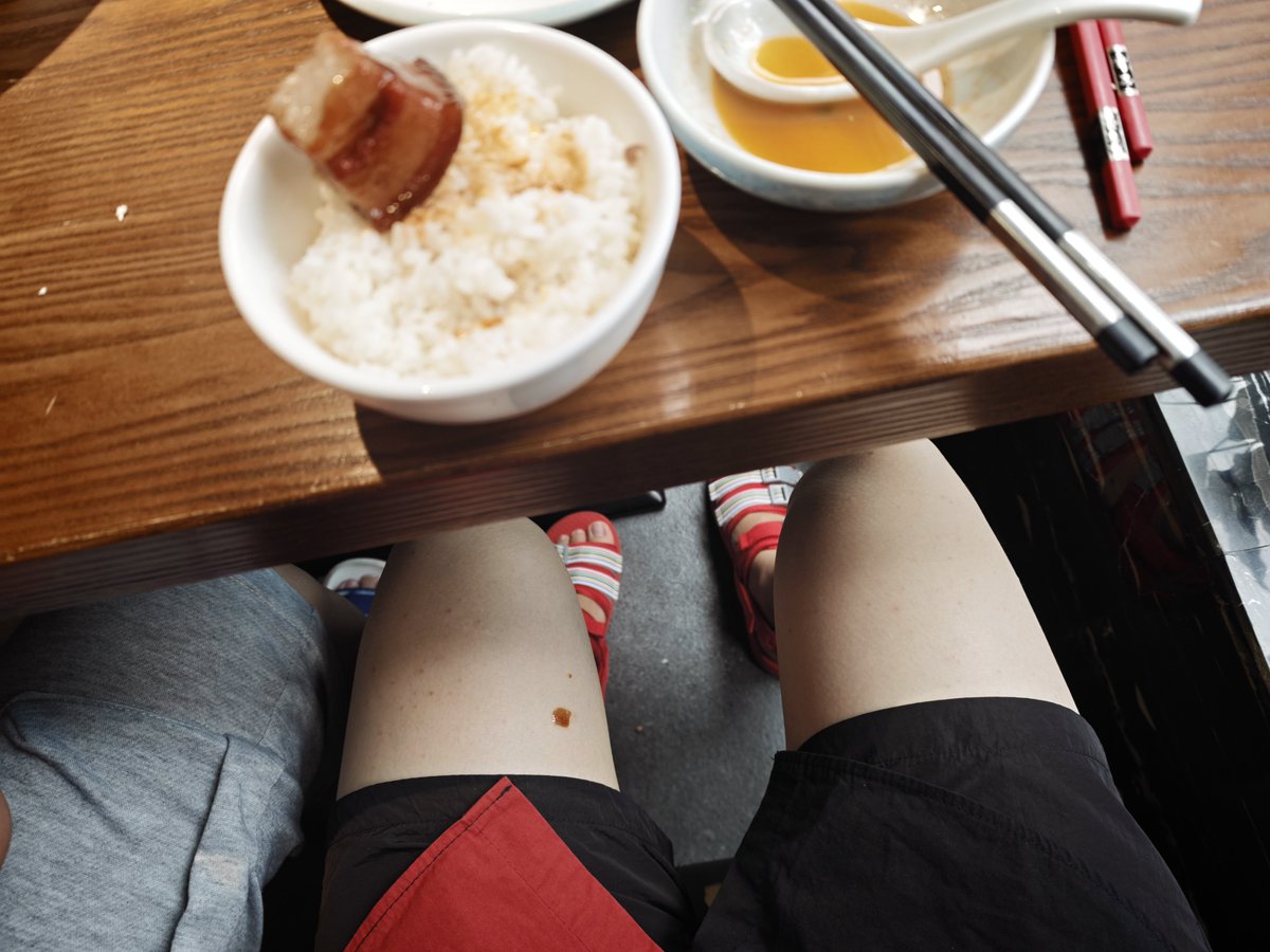 cheatpencil's tweet photo. 这个红烧肉好吃，结果咬一口的时候滴到腿上了，š还好没滴到裤子上 https://t.co/G5uNrfv0sL
