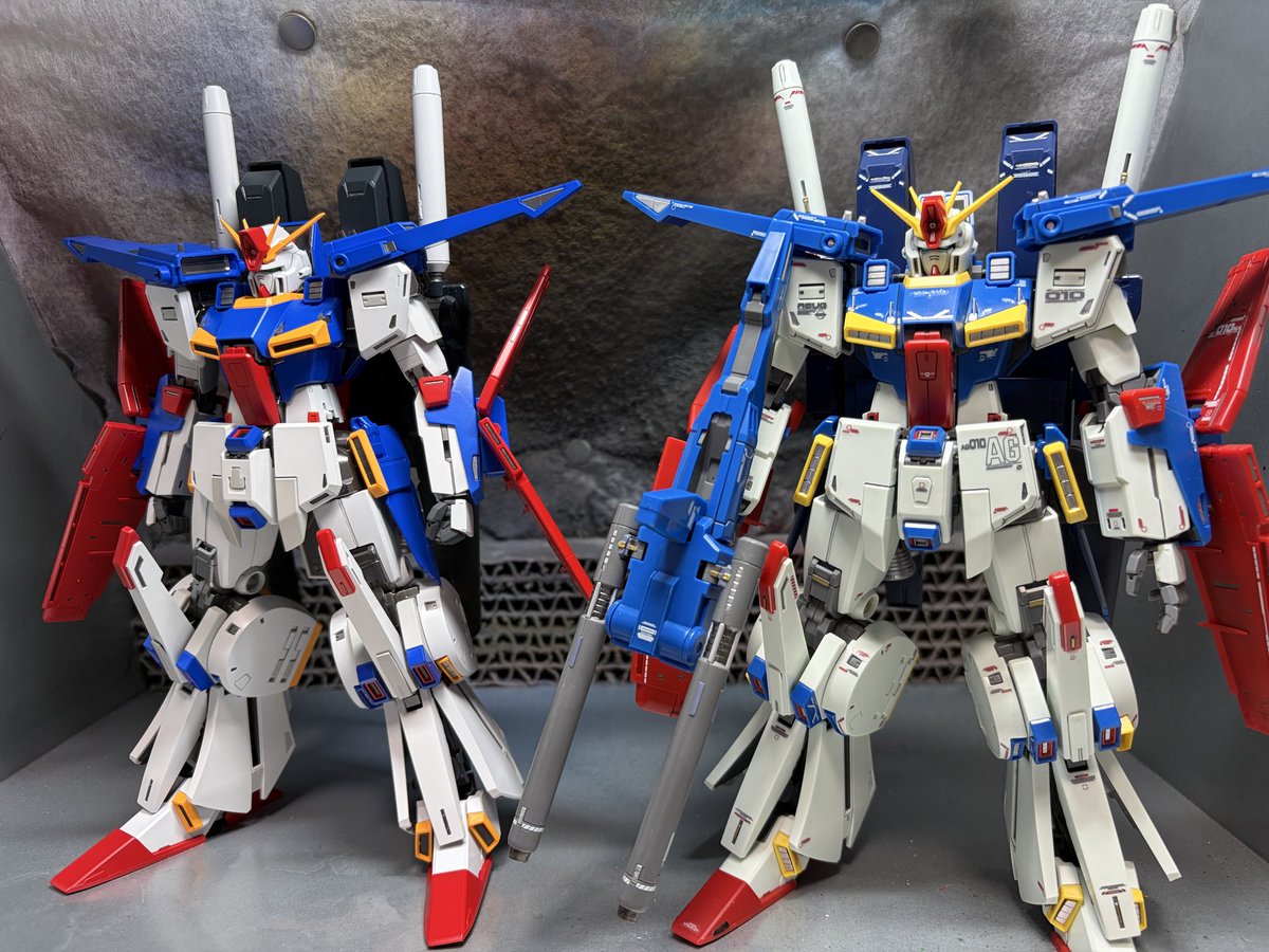 guitar_copy_fun's tweet photo. 去年作ってた素組の強化版と。
エアブラシ買って良かった🎵

#ガンプラ
#全塗装 https://t.co/mQq15K1aoD