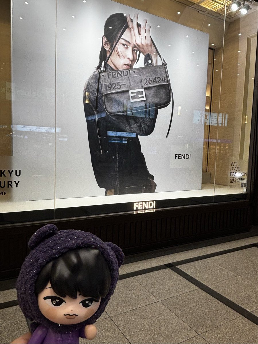 yukkonosnow's tweet photo. PLAZAでふっかのポップ見て感動した後、通りすがりの阪急ででっかいめめ！かっこいい〜🖤 https://t.co/OsdRZEC7Lq
