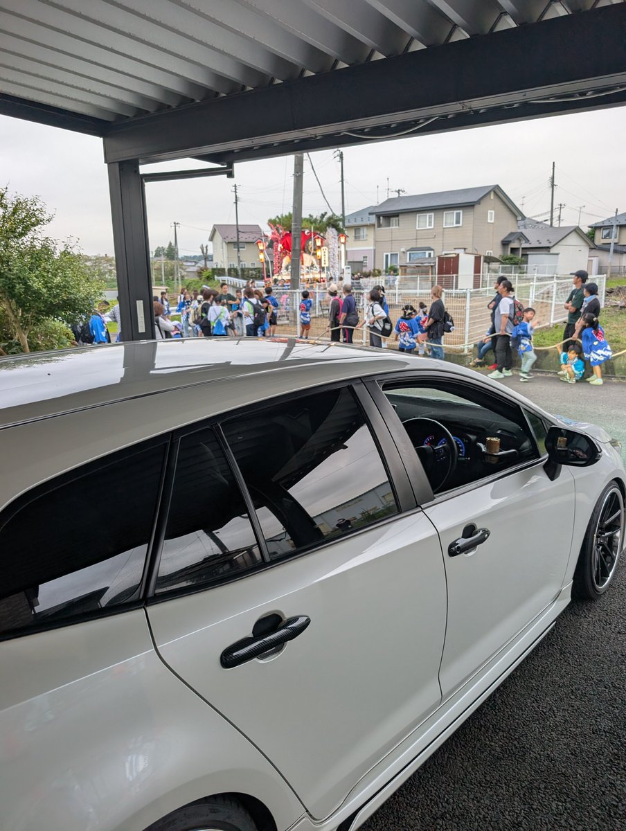 ilikeironclaw's tweet photo. 帰りたいのに山車に邪魔されて帰れない白カロツーさん https://t.co/EMvmgERMUs