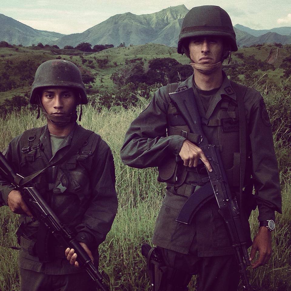 cadetevzla's tweet photo. No considero enemigo a un militar venezolano por el simple hecho de ser militar.

Yo vengo de ahí. Sé lo que es la FANB y conozco lo que existe dentro de ella.

Mi visión nunca ha sido destruirla, sino aspirar a que podamos ser mejores. Que algún día volvamos a ser lo que siempre debimos ser: protectores del venezolano.

No de un gobierno.
No de una ideología.
No de un grupo ni de una parcialidad política.

De todos los venezolanos.

De todos. 🇻🇪