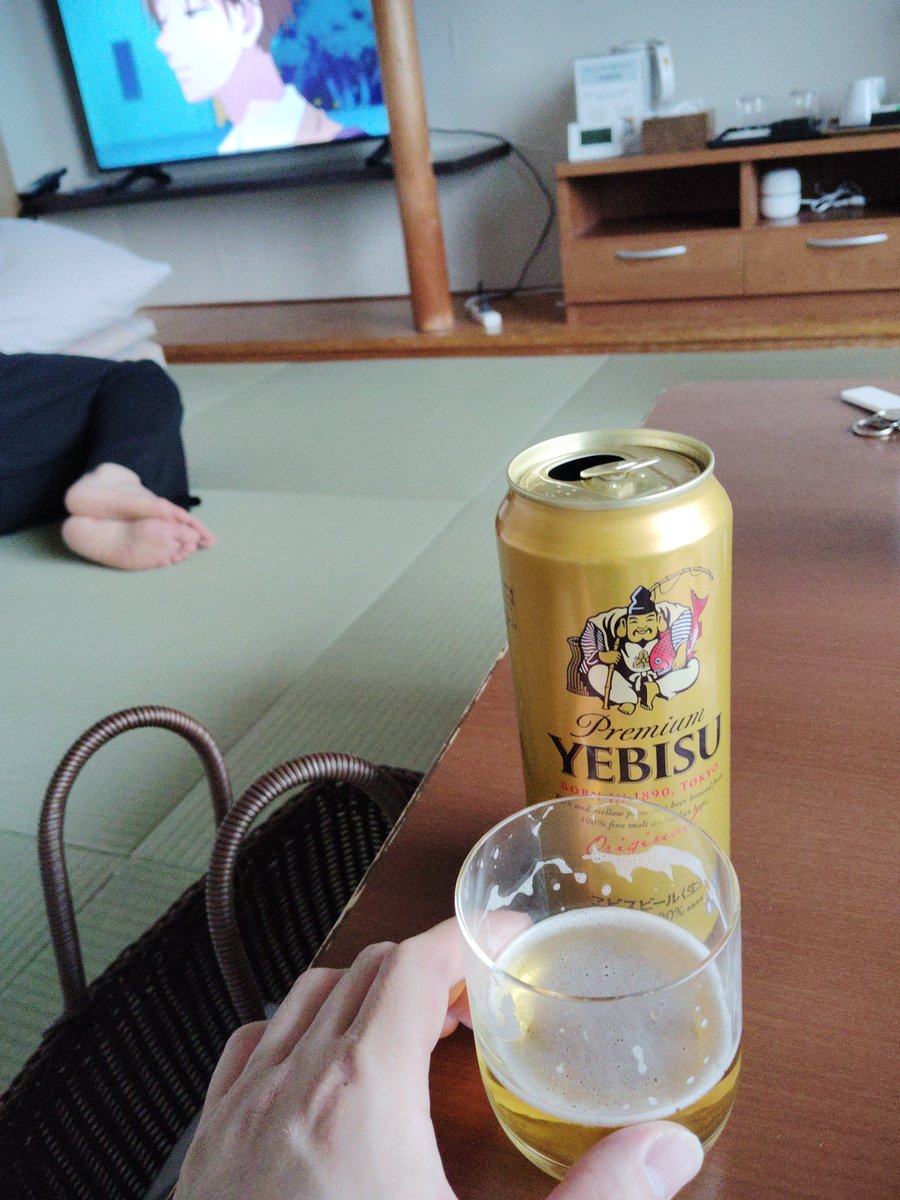 Kenichi218's tweet photo. 旅館ついて　ひとっ風呂浴びて　ビール飲んで　ゆっくりしてます　月曜休みだというこの時間　最大に楽しんでるおじさん🍻 https://t.co/ZJvsKAi6ij