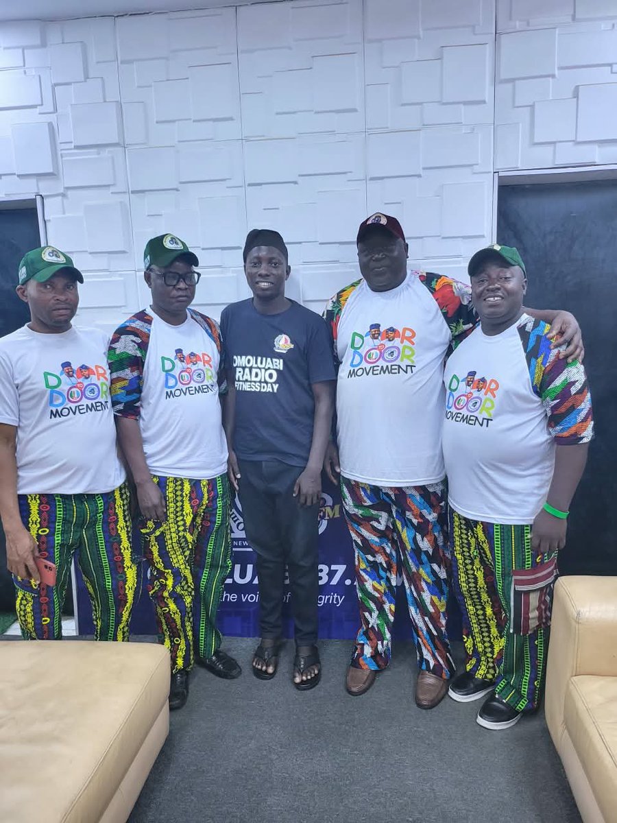 FellowAyobami's tweet photo. Early yesterday while the medical outreach team were on ground at Amuloko Junction in Ona Ara LG, the Convener of Allisoji Door to Door Movement; Alhaji Semiu Semito Alebiosu Alegedegbe appears on Omoluabi FM as part of our Engagements in Allisoji Door to Door Movement https://t.co/KMHm3yz50T