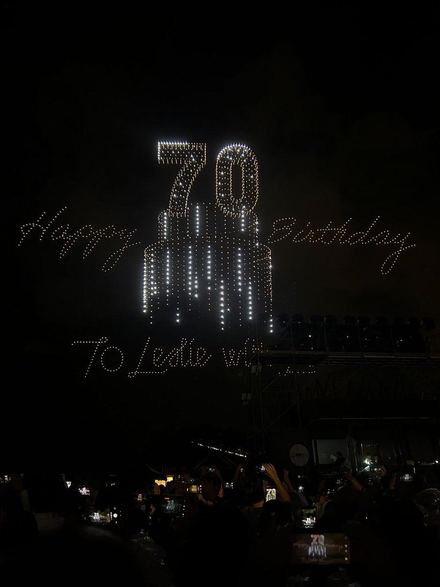 CarlottaFilms's tweet photo. L’hommage à Leslie Cheung, partout dans Hong Kong, a continué dans la soirée d’hier, avec ce concert spécial
70 ans, où se sont succédés talents, extraits, films, chansons, et effets spectaculaires ! #LeslieForever https://t.co/XfdAXTBqSz