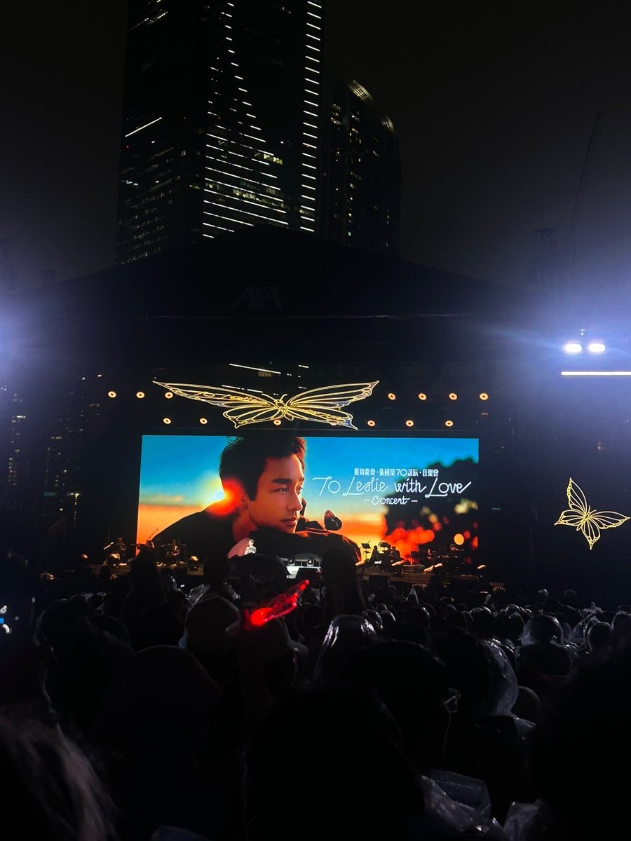 CarlottaFilms's tweet photo. L’hommage à Leslie Cheung, partout dans Hong Kong, a continué dans la soirée d’hier, avec ce concert spécial
70 ans, où se sont succédés talents, extraits, films, chansons, et effets spectaculaires ! #LeslieForever https://t.co/XfdAXTBqSz