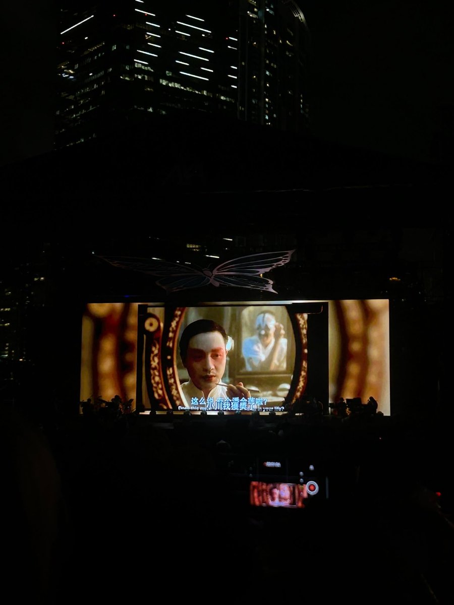 CarlottaFilms's tweet photo. L’hommage à Leslie Cheung, partout dans Hong Kong, a continué dans la soirée d’hier, avec ce concert spécial
70 ans, où se sont succédés talents, extraits, films, chansons, et effets spectaculaires ! #LeslieForever https://t.co/XfdAXTBqSz