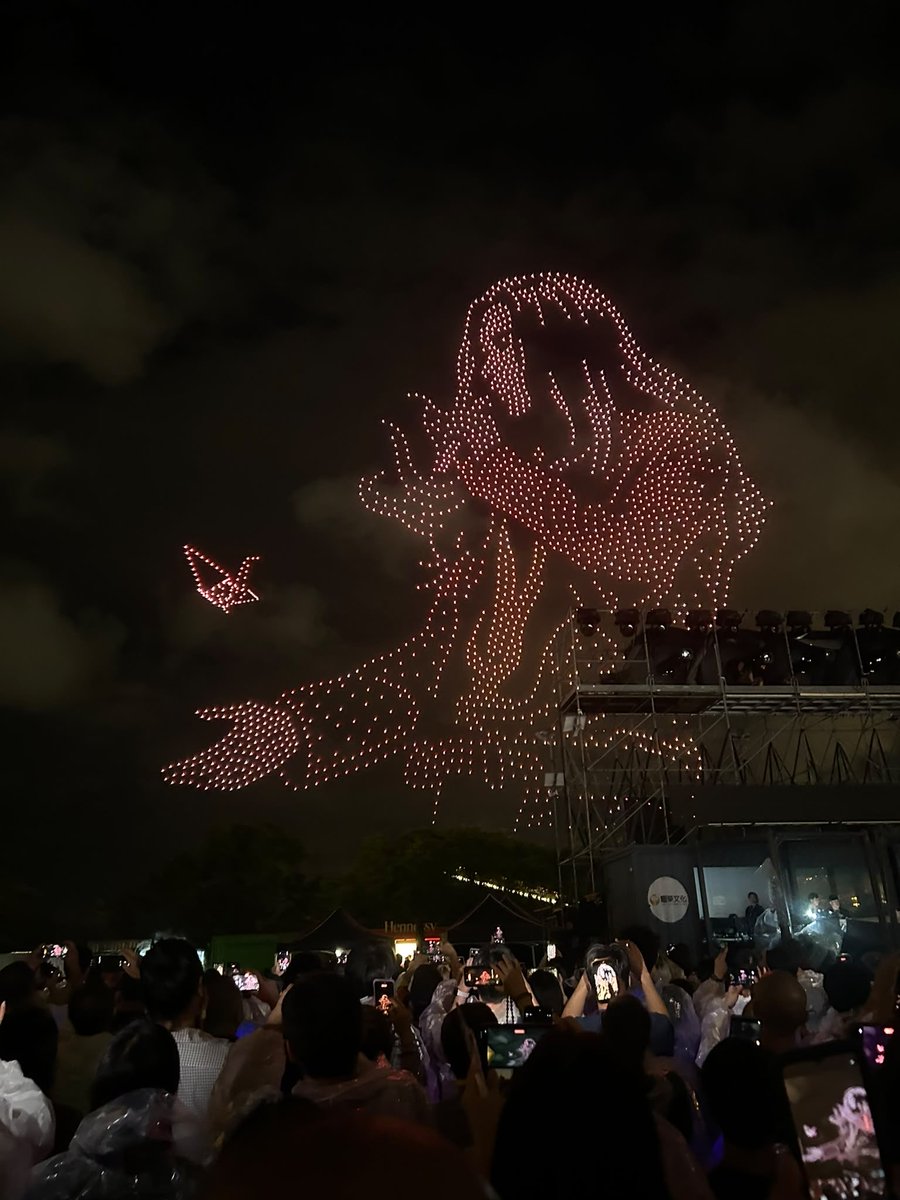CarlottaFilms's tweet photo. L’hommage à Leslie Cheung, partout dans Hong Kong, a continué dans la soirée d’hier, avec ce concert spécial
70 ans, où se sont succédés talents, extraits, films, chansons, et effets spectaculaires ! #LeslieForever https://t.co/XfdAXTBqSz