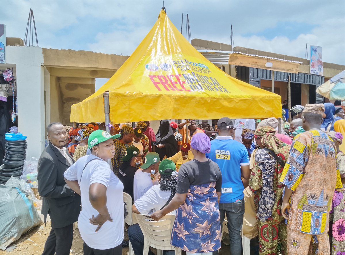 FellowAyobami's tweet photo. Early yesterday while the medical outreach team were on ground at Amuloko Junction in Ona Ara LG, the Convener of Allisoji Door to Door Movement; Alhaji Semiu Semito Alebiosu Alegedegbe appears on Omoluabi FM as part of our Engagements in Allisoji Door to Door Movement https://t.co/KMHm3yz50T