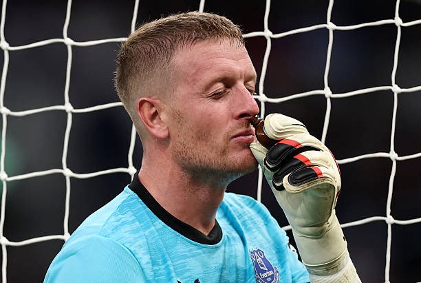 Mercado_Ingles's tweet photo. 𝗣𝗼𝗿 𝘀𝗶 𝗻𝗼 𝘀𝗮𝗯𝗶𝗮𝘀: Jordan Pickford usa sales aromáticas porque sueltan un gas que pica en la nariz. Eso hace que respires de golpe y te da un empujón rápido de energía y concentración. https://t.co/4kI2kUr9lM