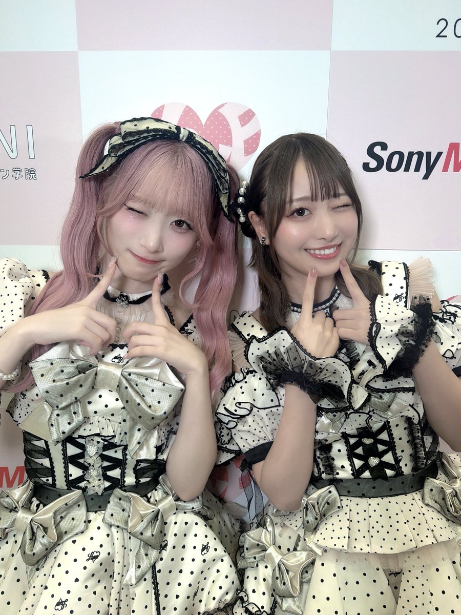 saitou_kiara's tweet photo. スリーショット撮影会ありがとうございました✨️

しょこちゃんと💛
気づいてないのかにゃ？の傾きポーズ♡
みんなとってもキュートでした(>ᴗ<)！ https://t.co/CW7pFNKCTv