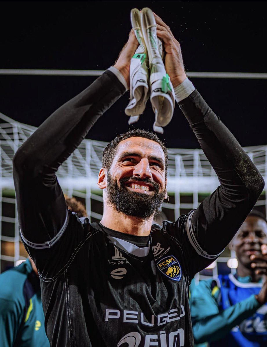 Gio_MJ40's tweet photo. Mathieu Cafaro (attaquant du FC Nantes) :

« C'est normal qu'on n’arrive pas à marquer. Nous affrontions un joueur incroyable, Mehdi Jeannin, et il fait la différence à lui seul. »

MJ40 lui a offert son maillot après le match. https://t.co/idq0FpILQt