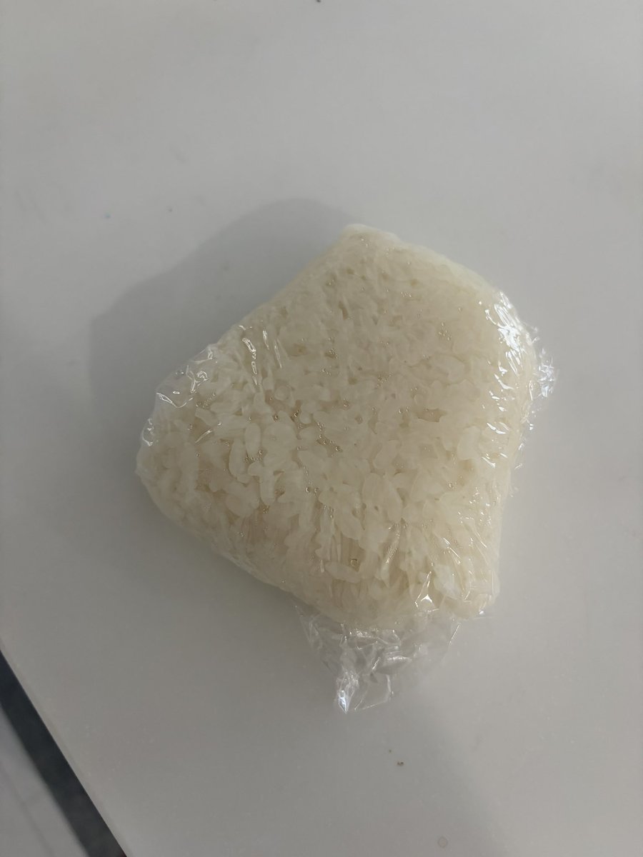 tamika47488's tweet photo. 私の家では白ごはんが余ったら、普通にラップして冷凍庫へ。

でも旦那が「いつのか分からない冷凍したご飯は食べたくない」って言います。

余ったご飯って冷凍するよね？
むしろ捨てるより冷凍するのが普通だと思ってたんだけど…

皆さんどうですか？ https://t.co/jTikPHlB8v