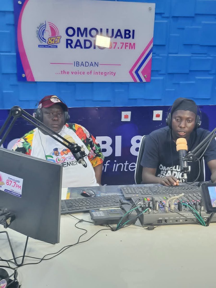 FellowAyobami's tweet photo. Early yesterday while the medical outreach team were on ground at Amuloko Junction in Ona Ara LG, the Convener of Allisoji Door to Door Movement; Alhaji Semiu Semito Alebiosu Alegedegbe appears on Omoluabi FM as part of our Engagements in Allisoji Door to Door Movement https://t.co/KMHm3yz50T