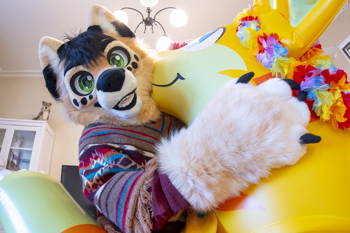 AvikFurry's tweet photo. - Does your Dragon Bite?
- Сertainly Not!
- He only Kisses!
#furry #inflatable #pooltoy #Cheese #dragon #MythAnimalCreation @DUni_Protogen https://t.co/OhBiMaTuXD