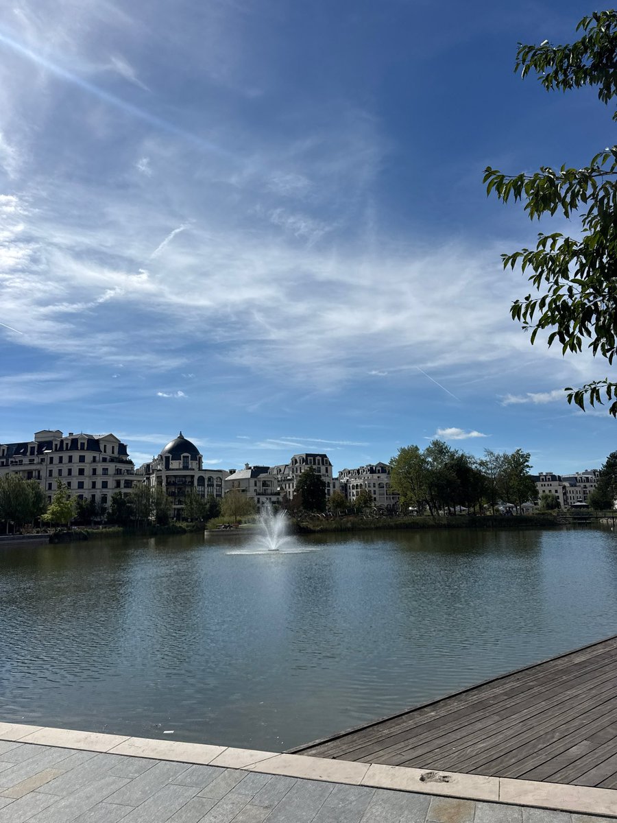 DamienRieu's tweet photo. Je suis passé au nouveau quartier Panorama dans le Haut Clamart, construit en architecture revival, sur le modèle du Plessis. Objectivement réussi. 
Problème si vous achetez : 20/30% de logements sociaux = immigration + c’est vous qui les payez dans le prix de votre appart. https://t.co/XaZsUhufsy