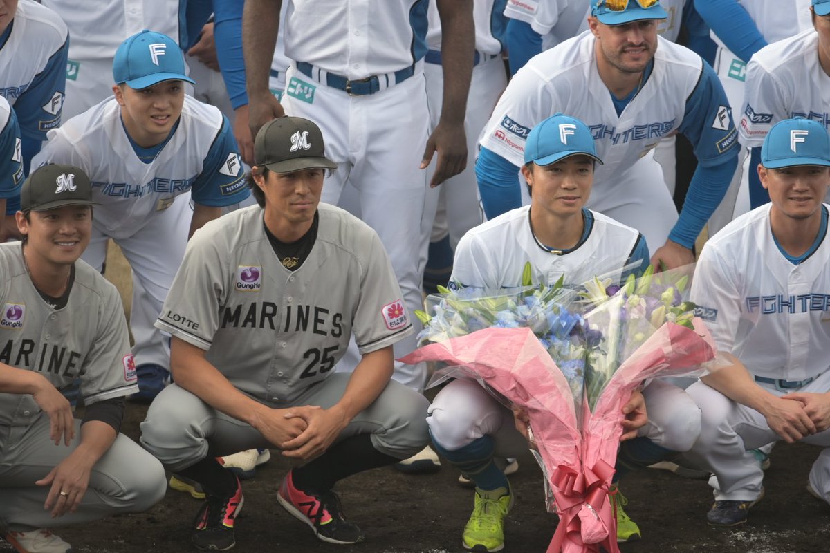 metwohashi's tweet photo. 記念写真から胴上げまで、輪の中に入れてもらって、なんですかこれはほんとに（ありがとう） https://t.co/znUTqstkQN