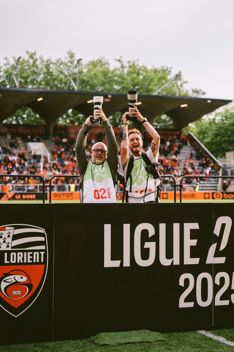 RaphaelLeCorre's tweet photo. Pensée conjointe pour @BPerrel et @tony_esnault dont l’aventure @FCLorient s’arrête ici. Deux histoires différentes mais deux monuments de la photo au club. Merci infiniment. https://t.co/0qAnNf2yTJ